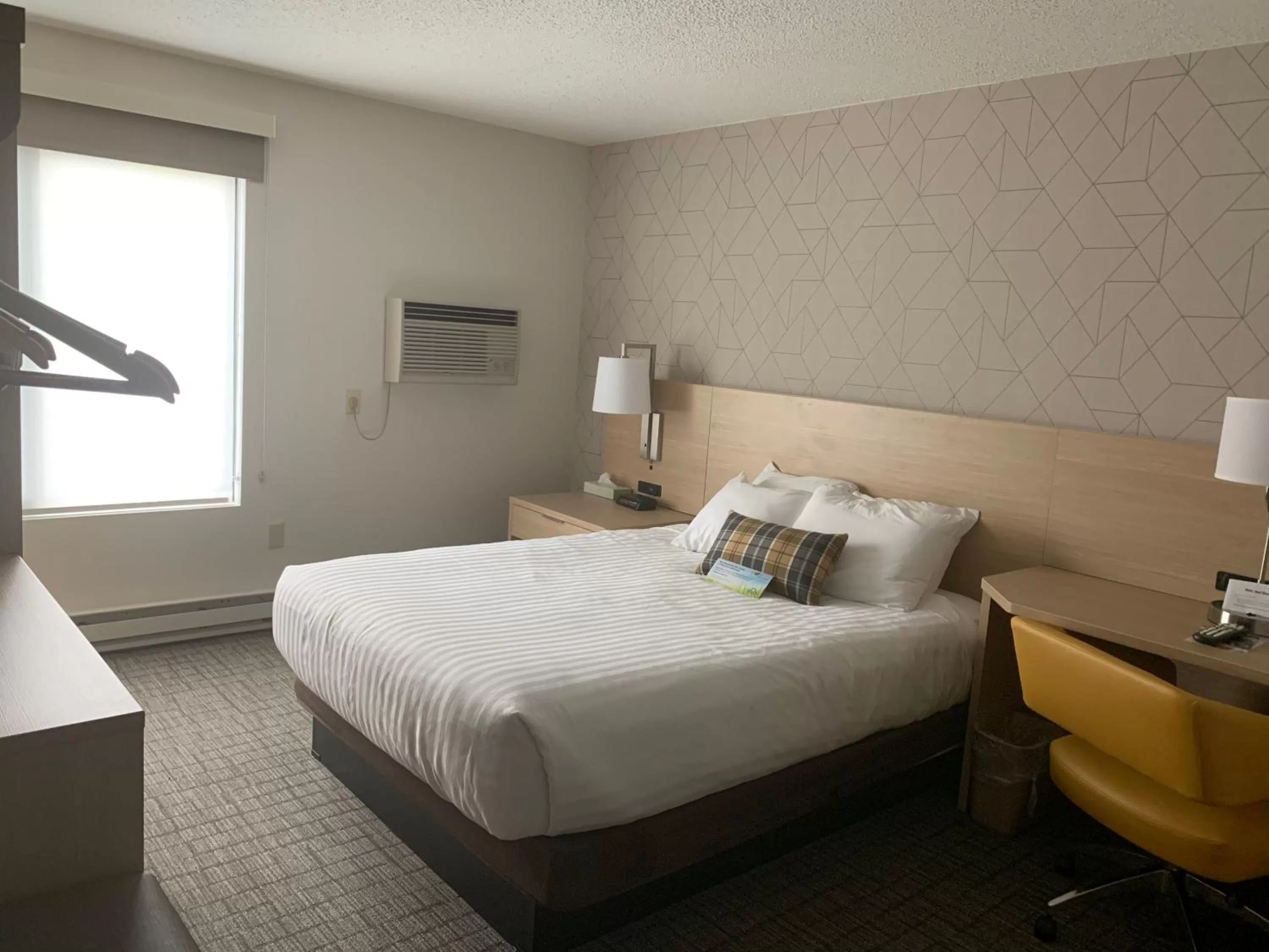 Queen Room - Non-Smoking in Days Inn & Suites by Wyndham Duluth by the Mall