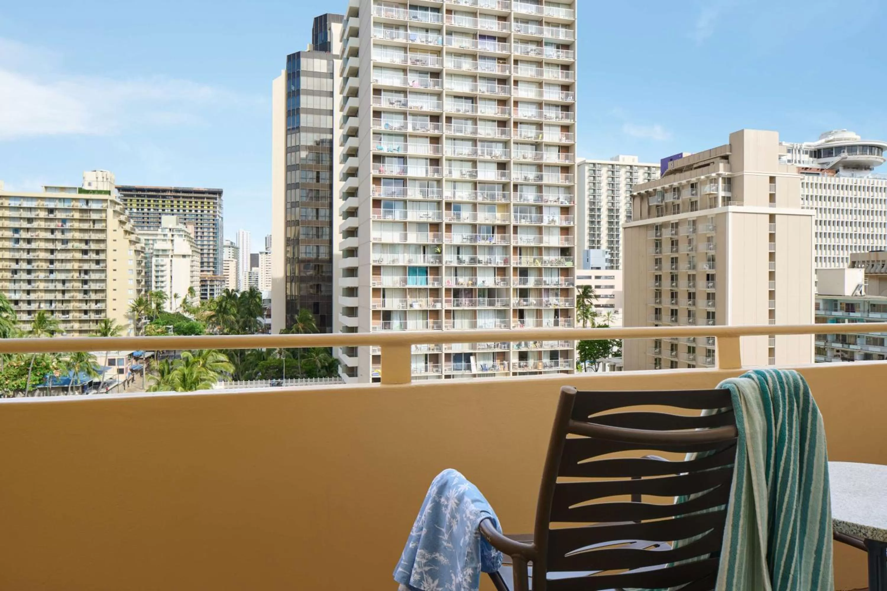 One-Bedroom Kitchenette with One Queen and Two Twin Beds in Waikiki Malia