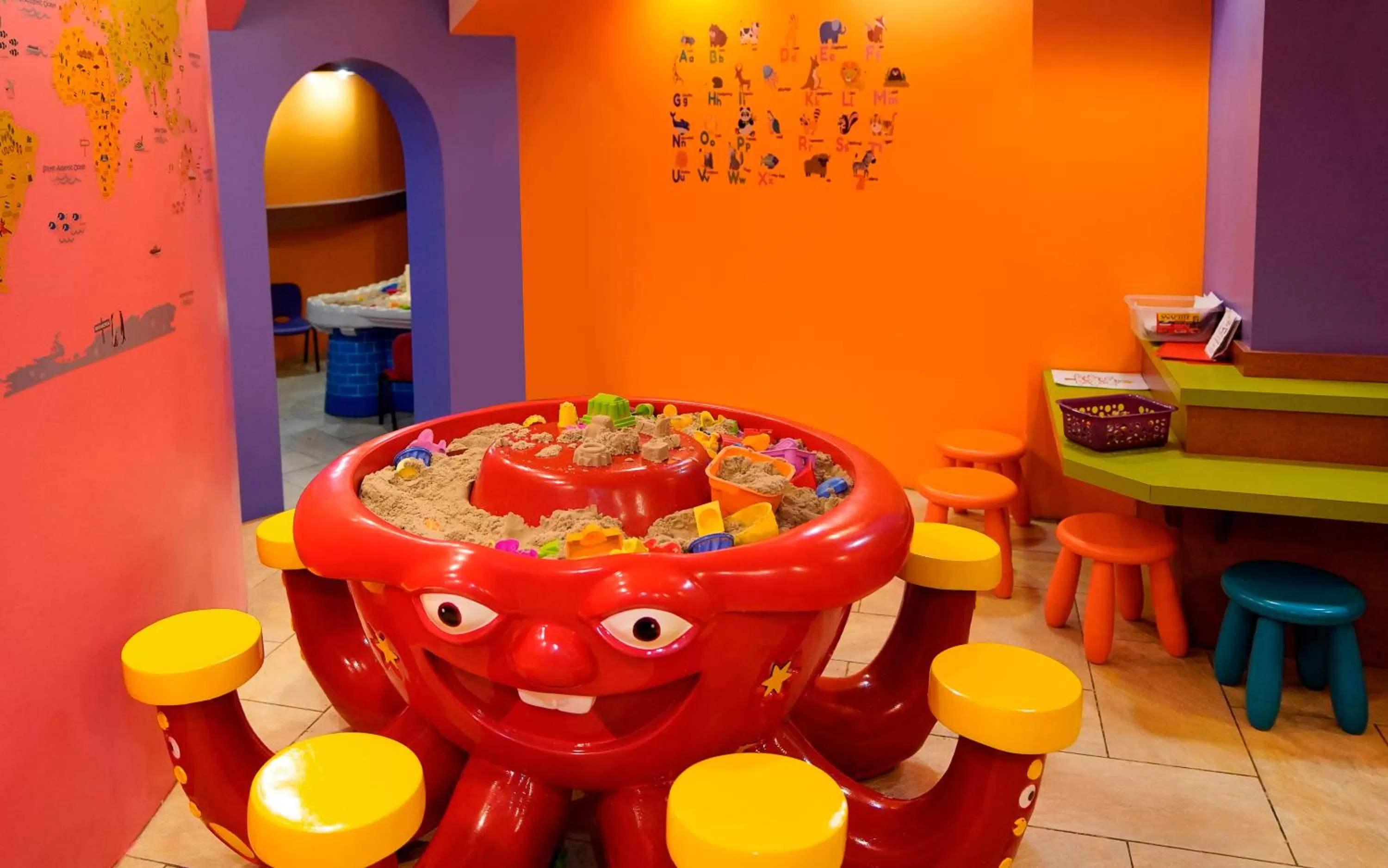 Children play ground in L'Hôtel Québec par JARO