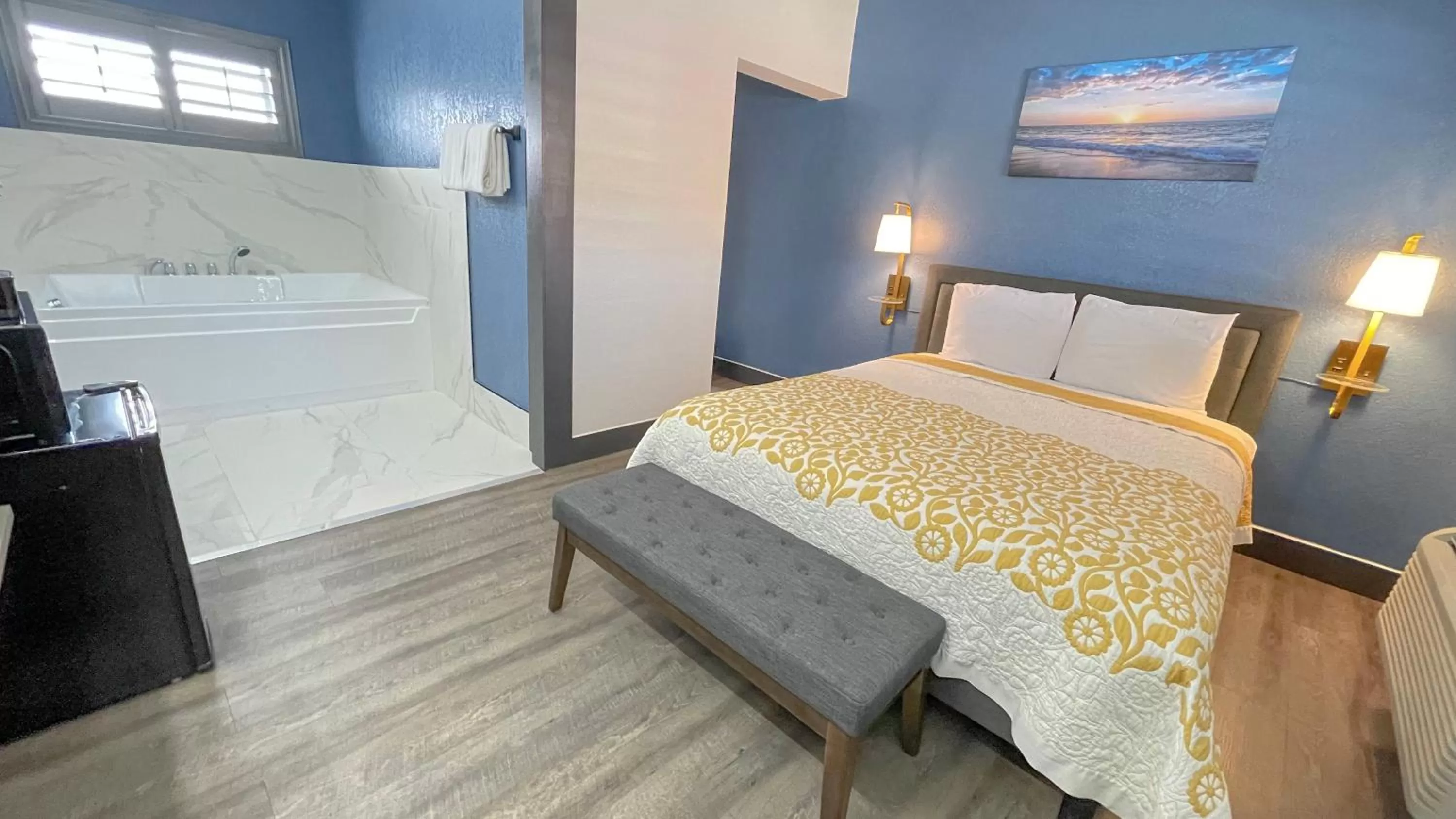 Queen Suite with Spa Bath in The Fremont Inn