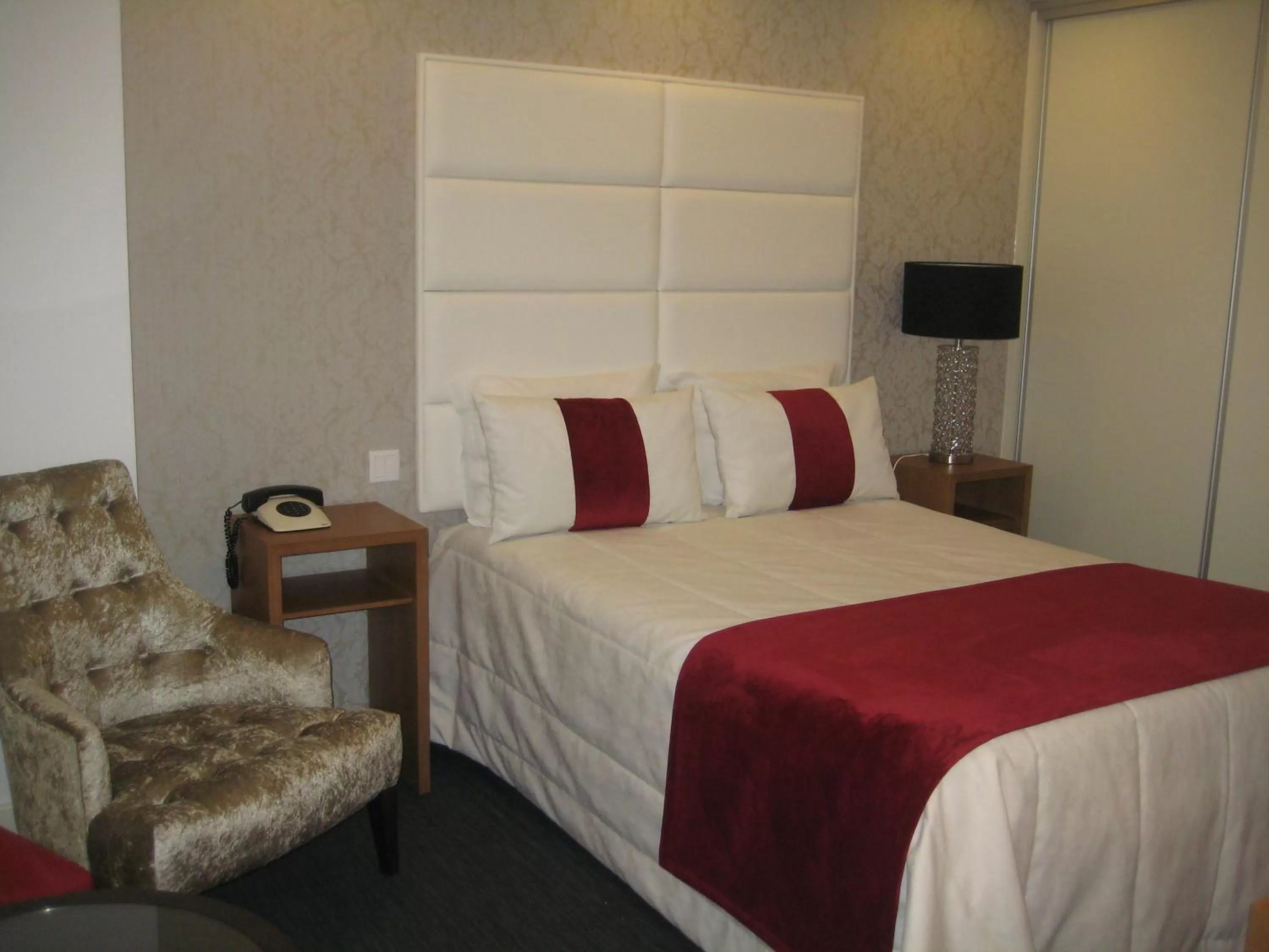 Single Room in Josefa D`Obidos Hotel