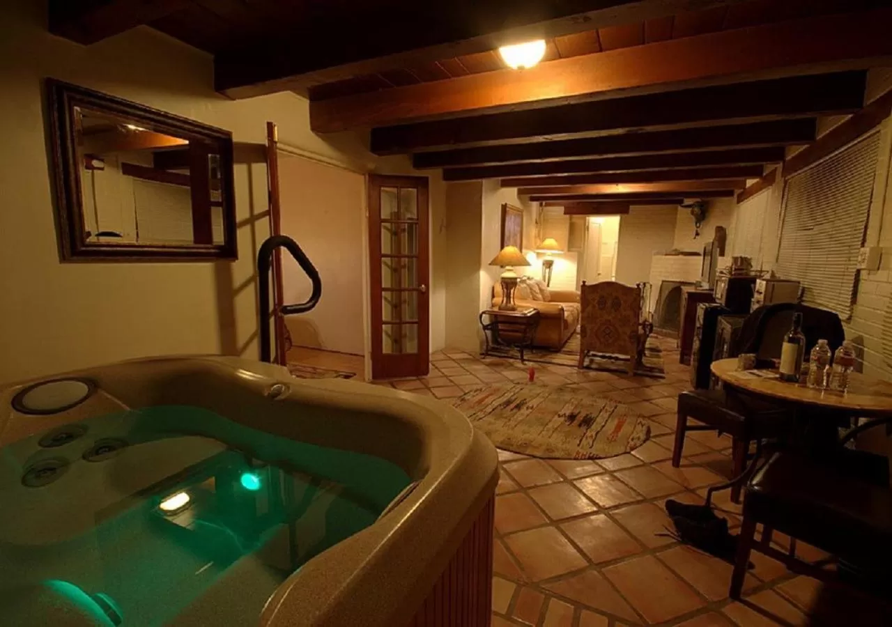 1 Bedroom Efficiency King Suite, Hot Tub Non Smoking in Casas de Suenos Old Town Historic Inn, Ascend Hotel Collection