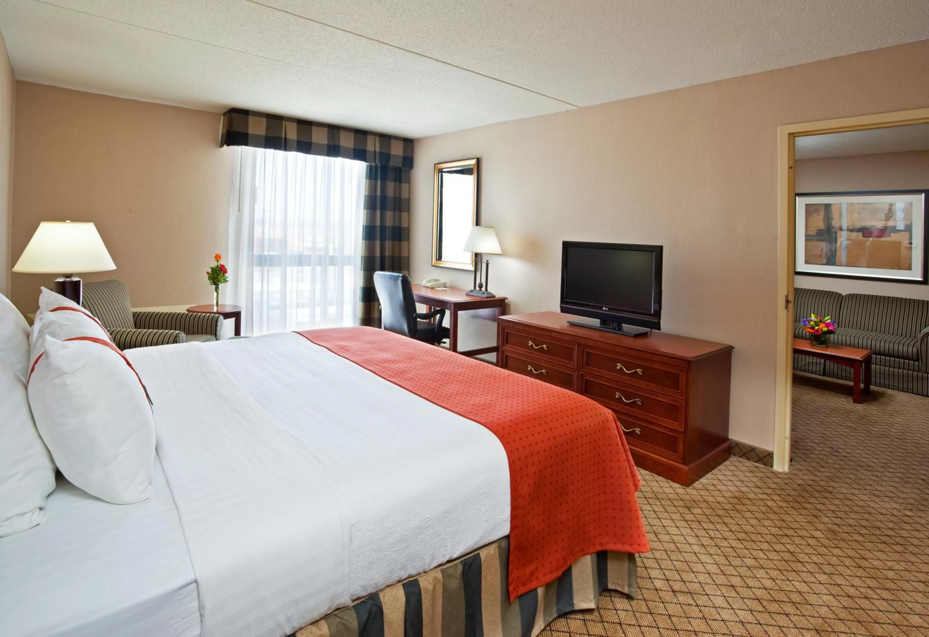 King Suite with Sofa Bed in Holiday Inn Cincinnati-Eastgate by IHG