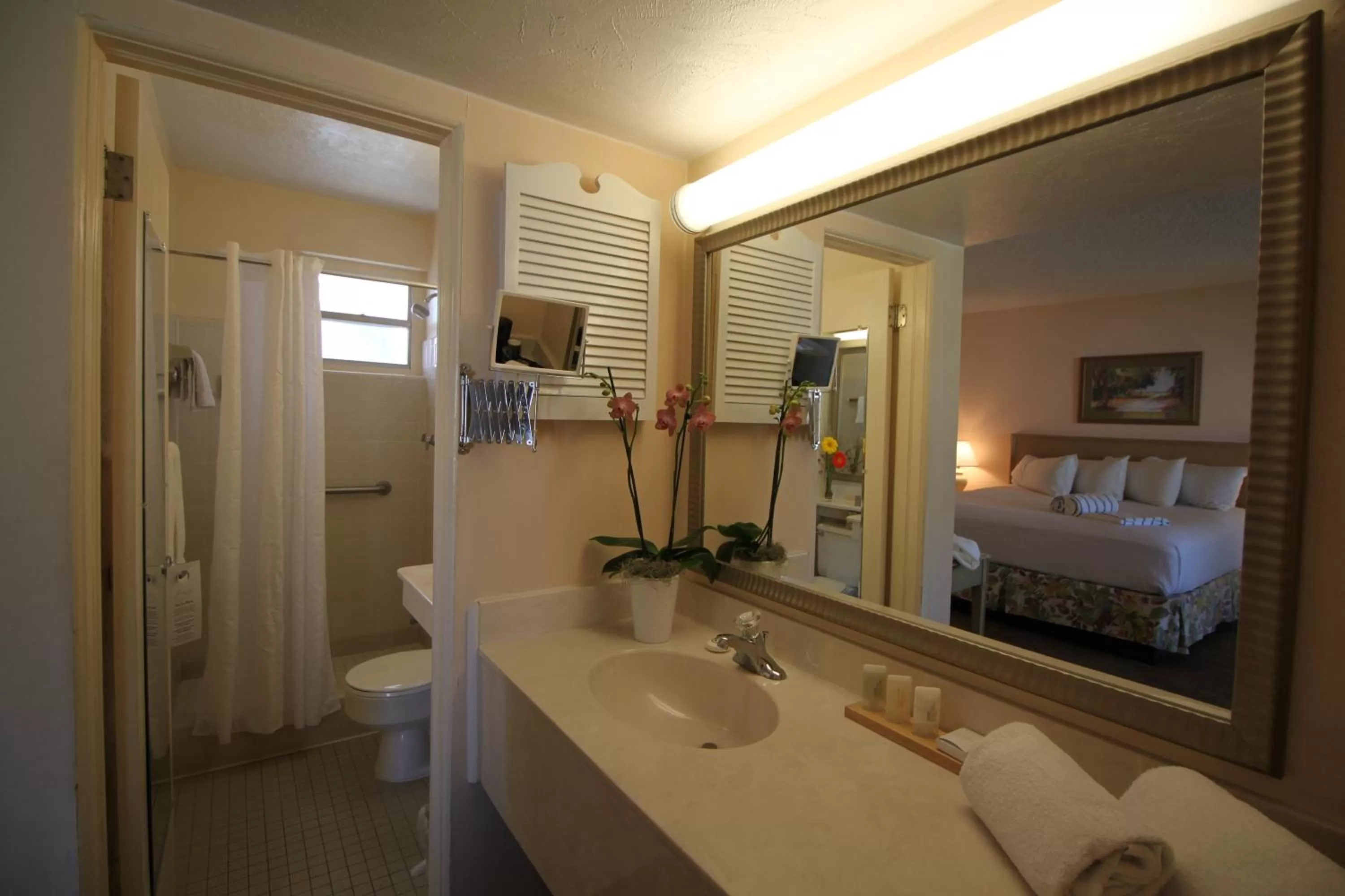 Standard Double Room with Two Double Beds in Sandcastle Resort at Lido Beach