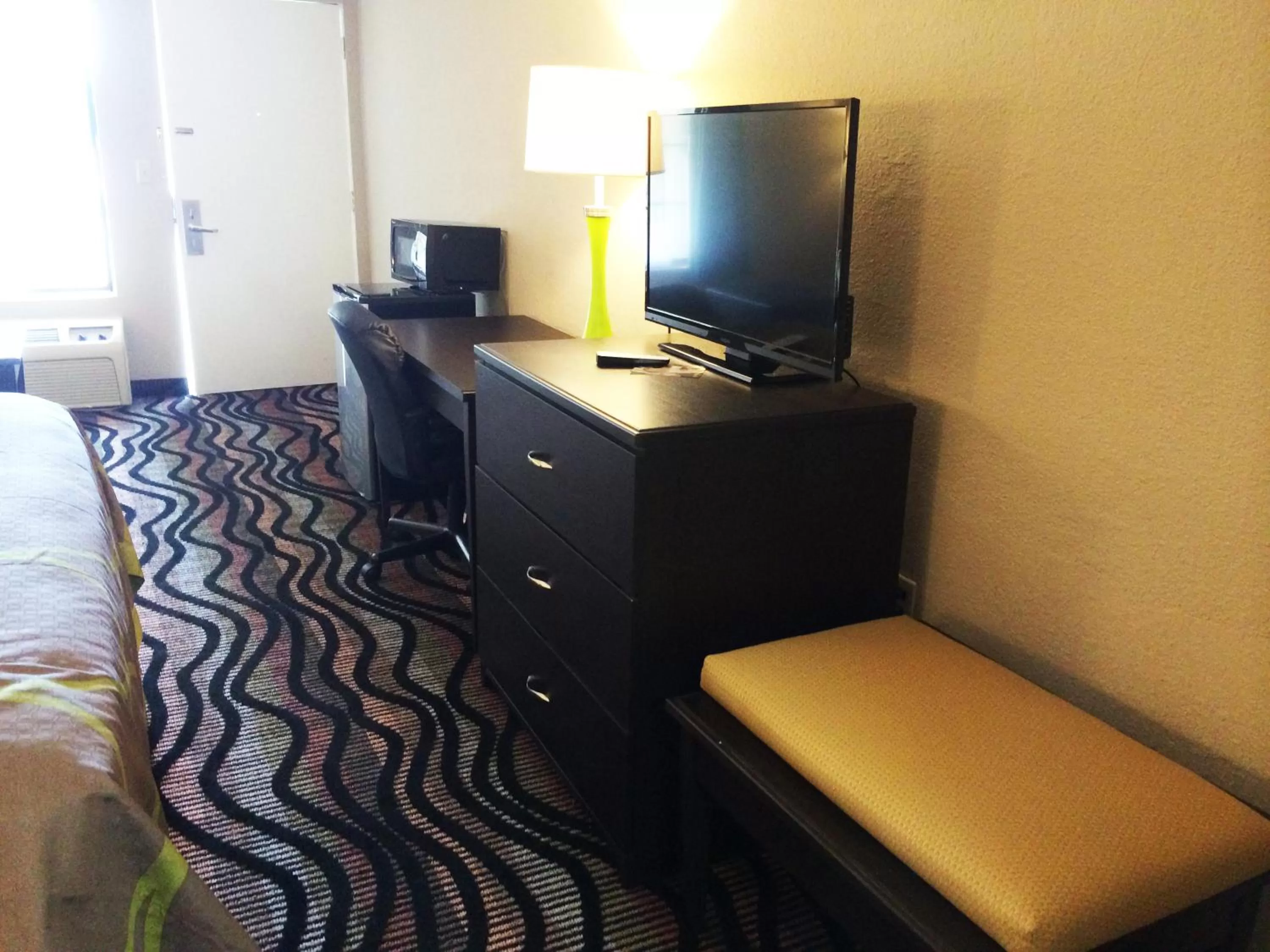 King Suite - Smoking in Super 8 by Wyndham Lakeland