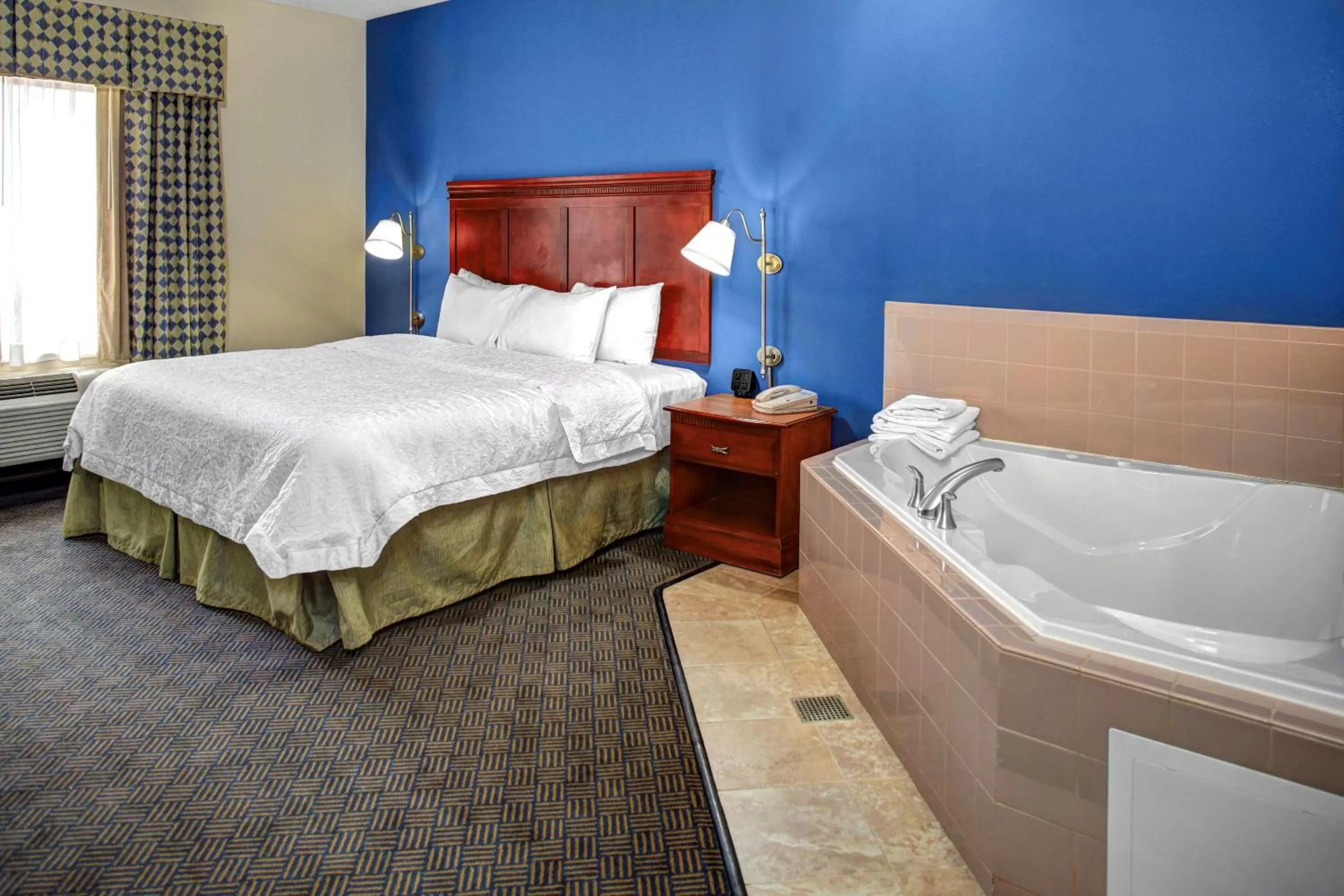 King Room with Spa Bath in Hampton Inn Coldwater
