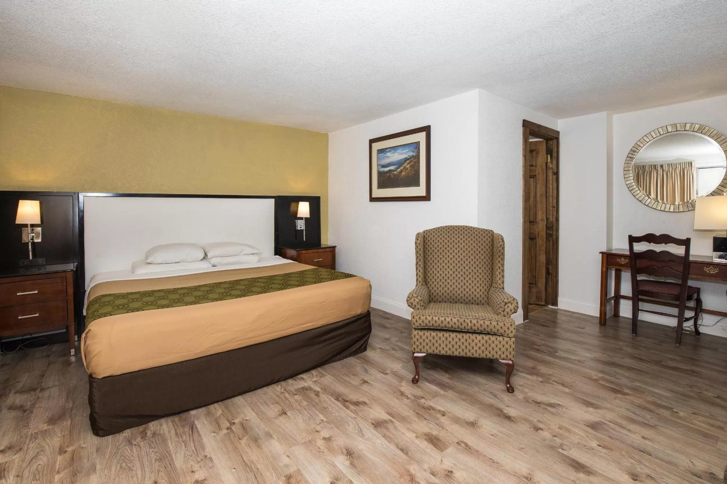 Standard King Room in Chalet Inn