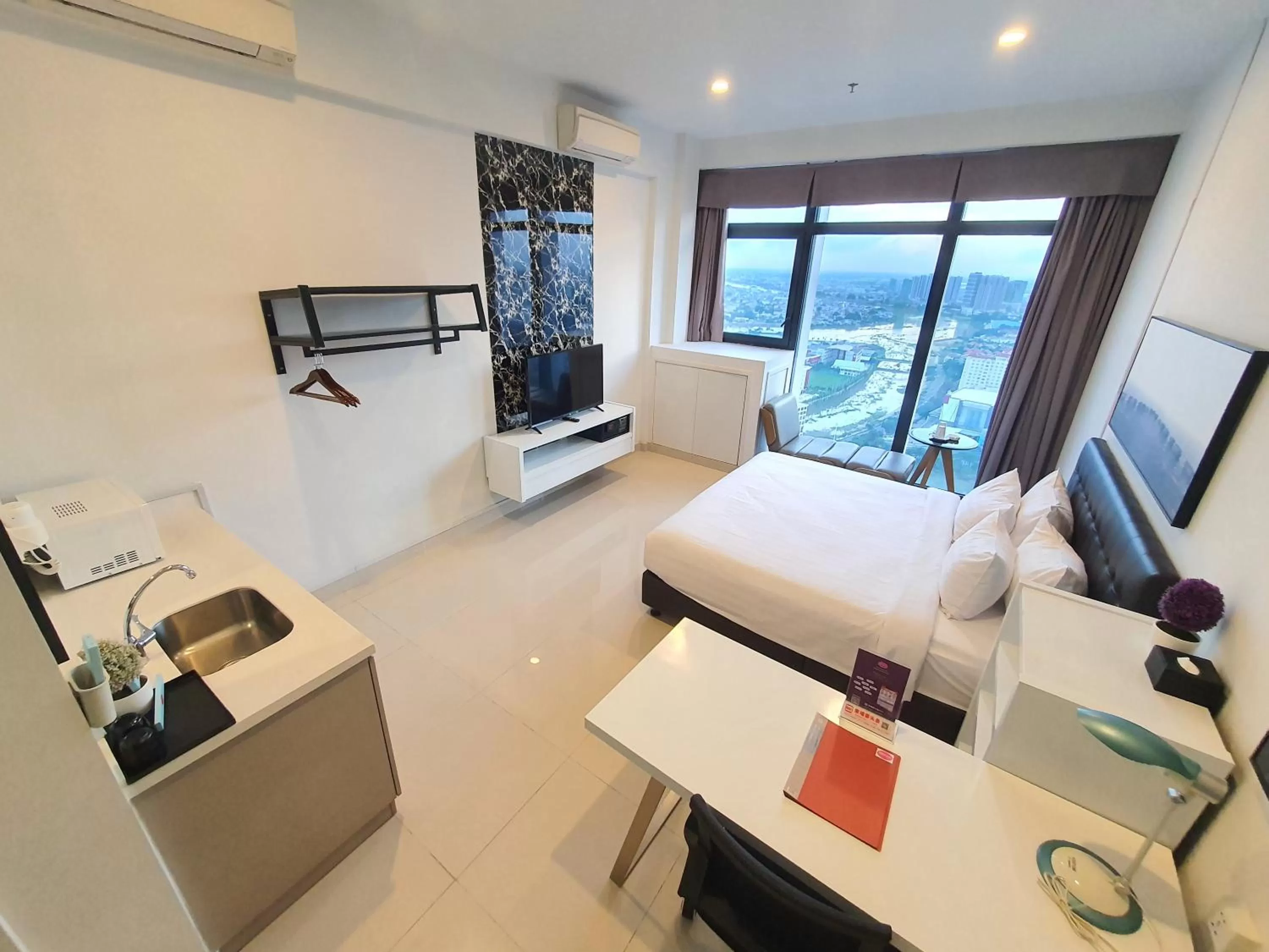 Superior King Room with City View in The Bridge Club