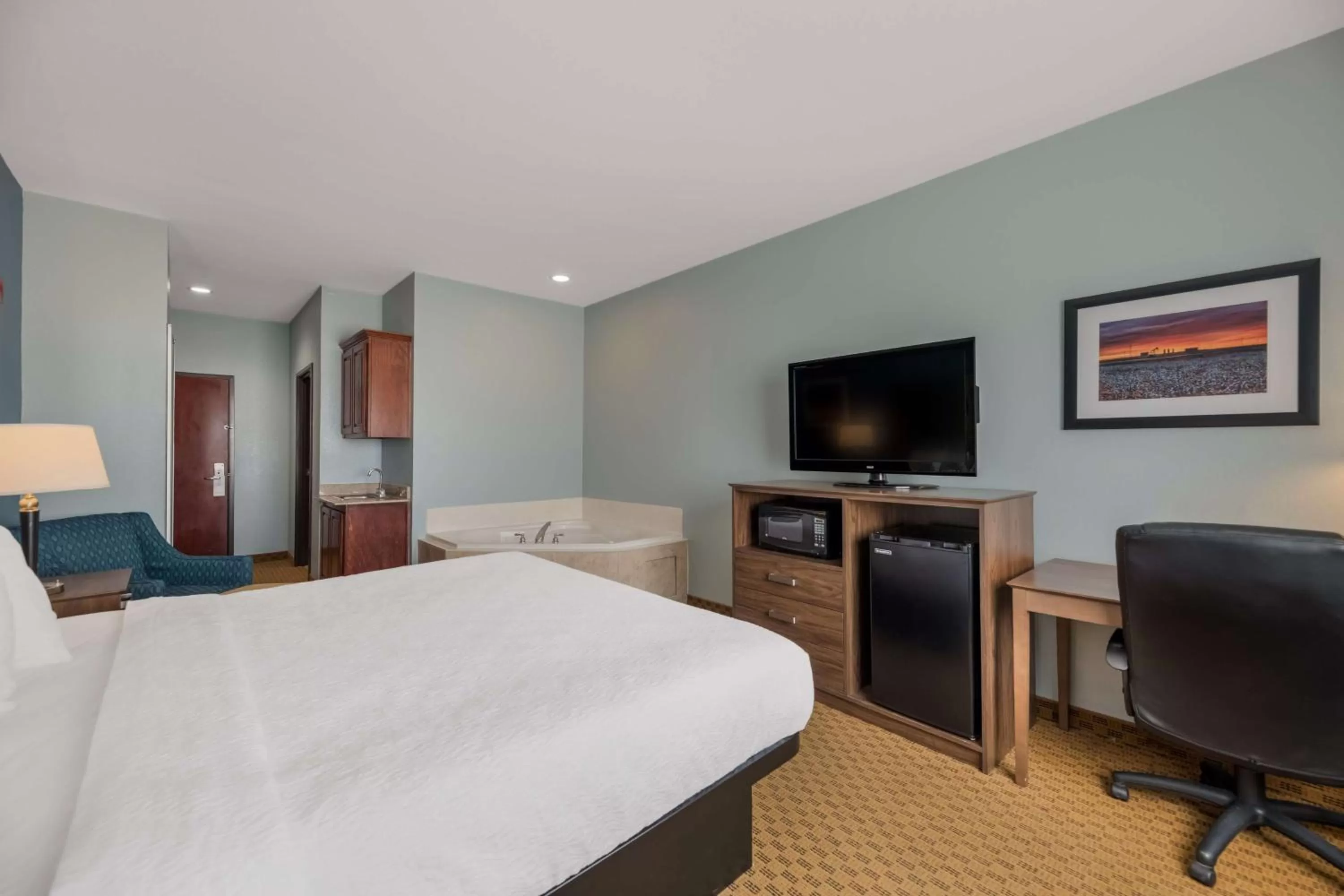 King Room with Spa Bath - Non-Smoking in Best Western South Plains Inn & Suites