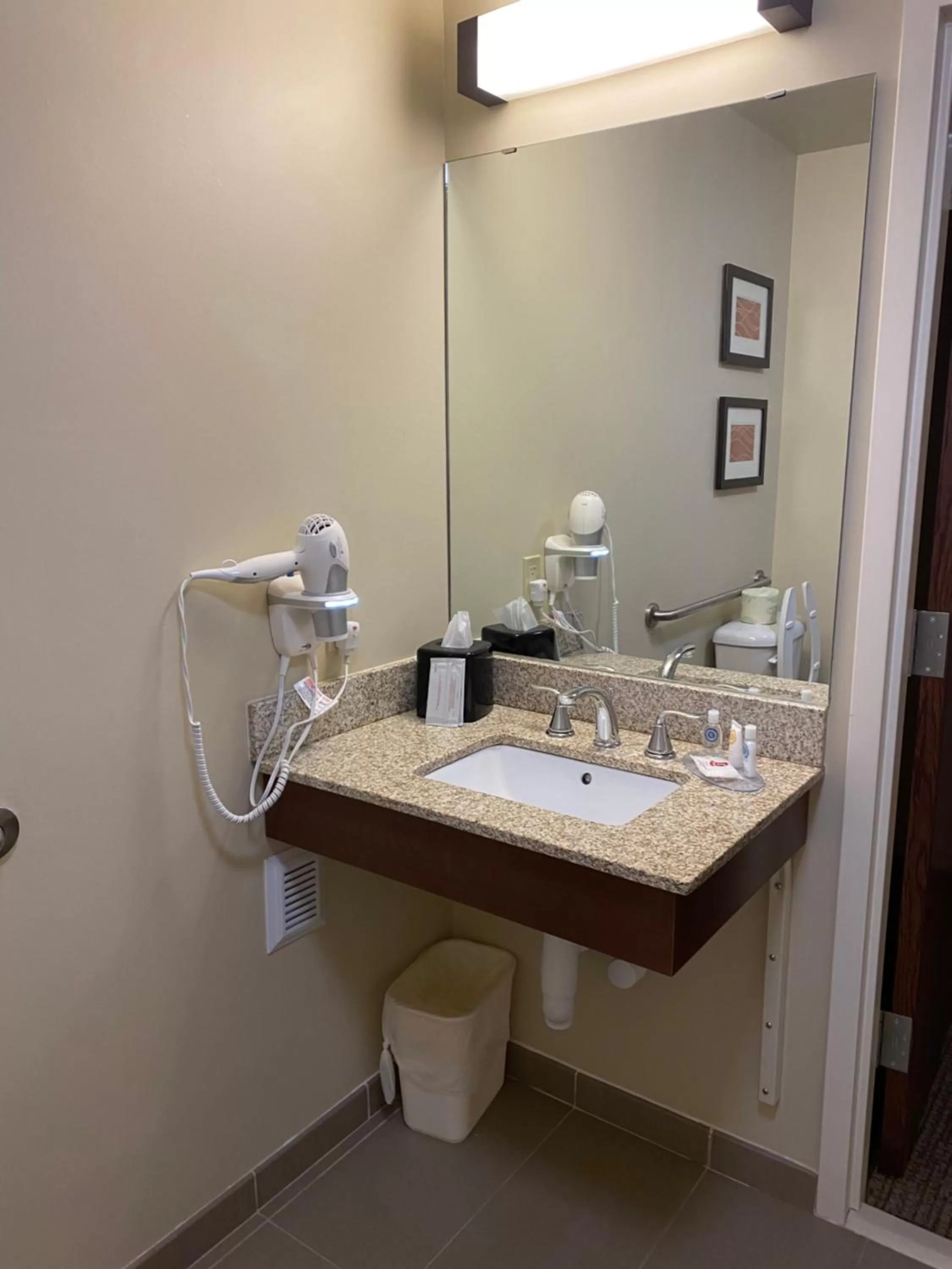 King Room - Accessible/Non-Smoking in Comfort Inn & Suites