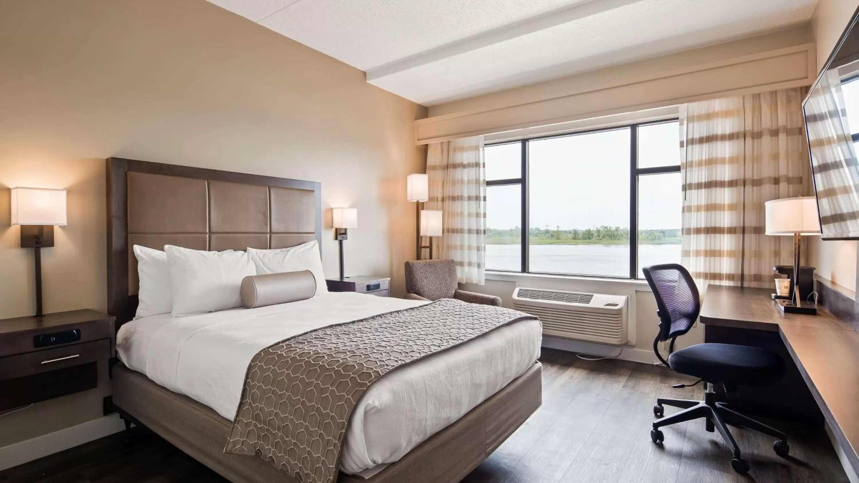 Queen Room Disability Access/Non-Smoking with View in Best Western Plus Coastline Inn