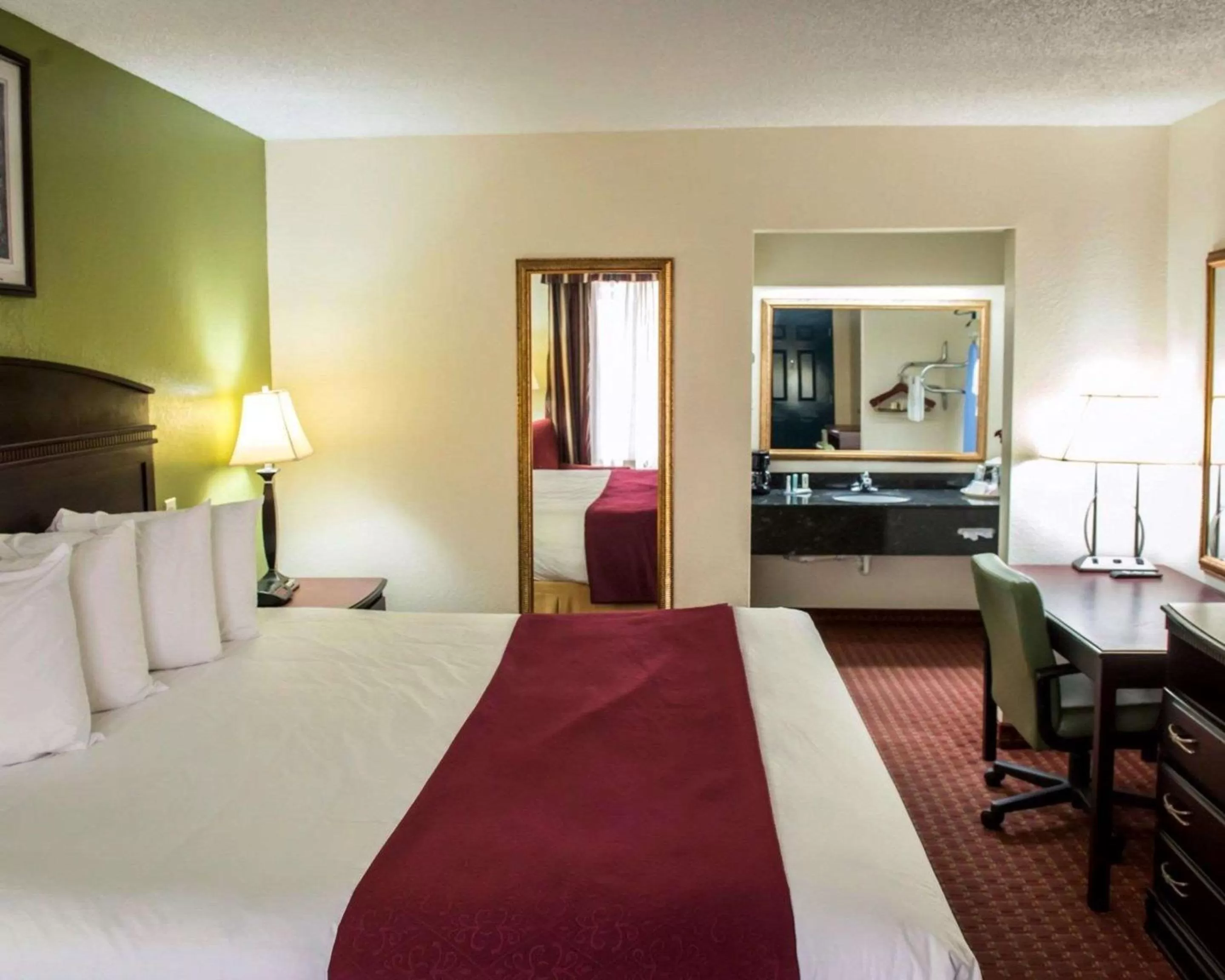 King Room - Smoking  in Quality Inn Chipley I-10 at Exit 120