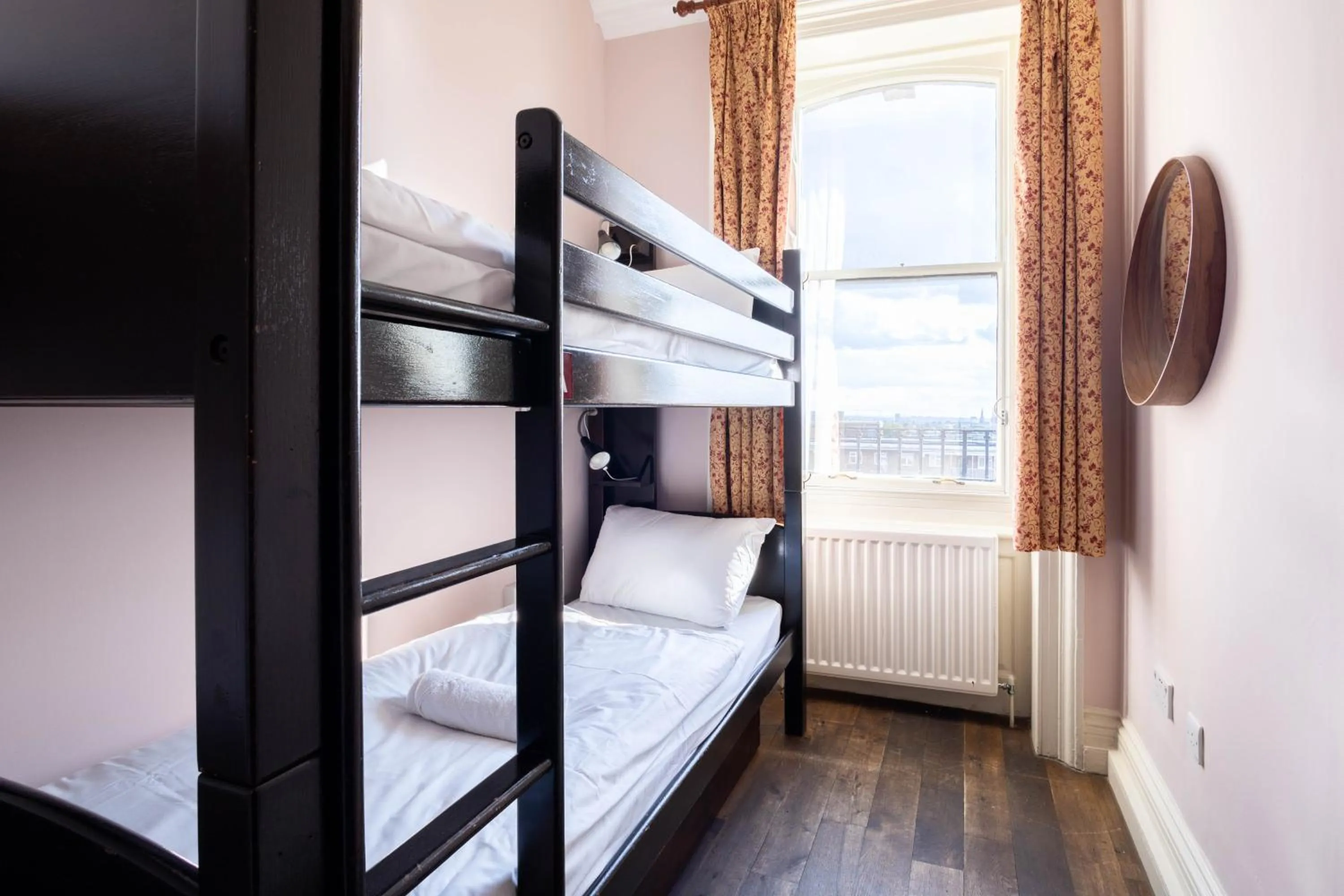 Private Twin Room with Shared Bathroom in Palmers Lodge Swiss Cottage
