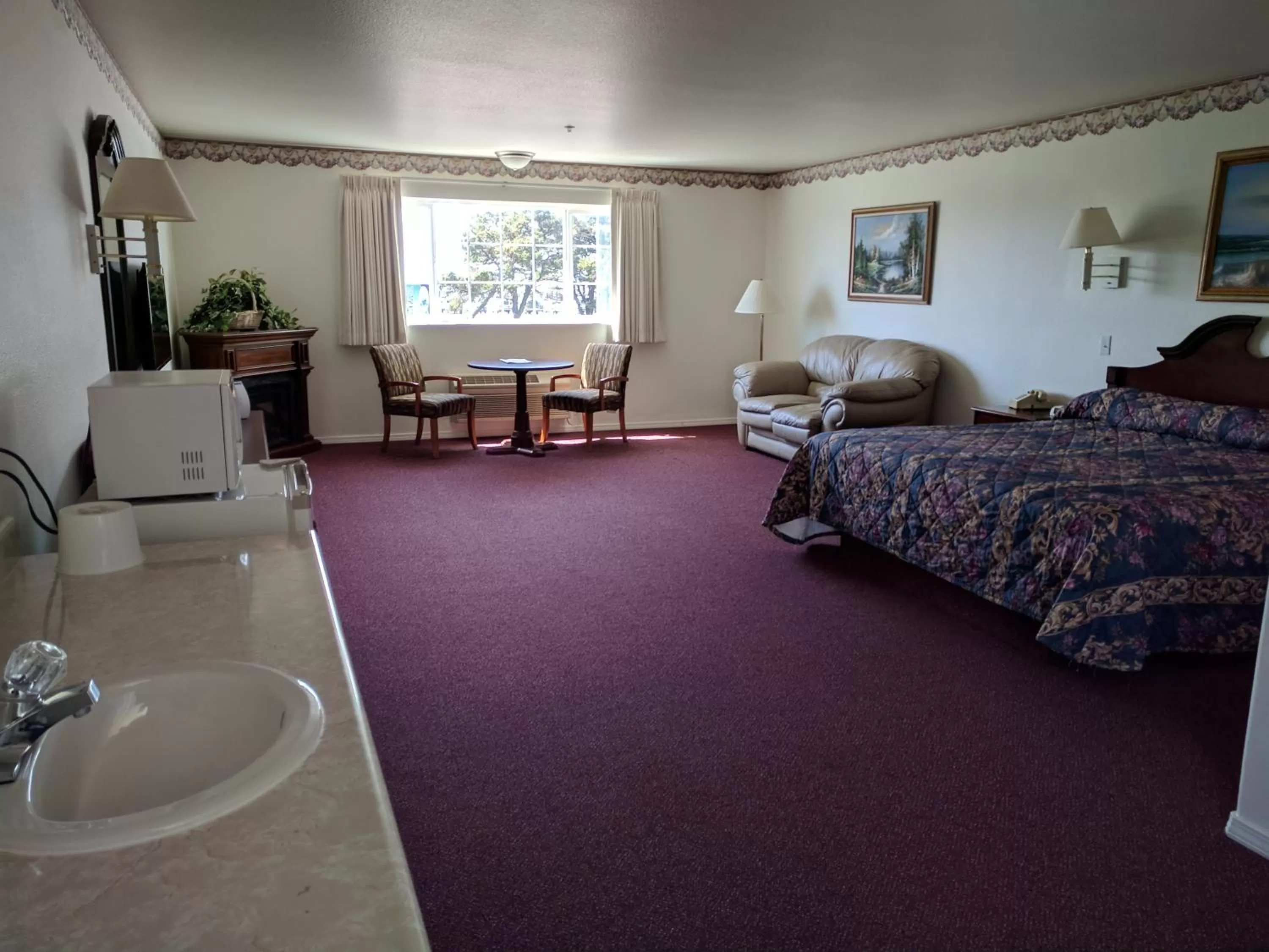 Deluxe King Room in Lighthouse Inn