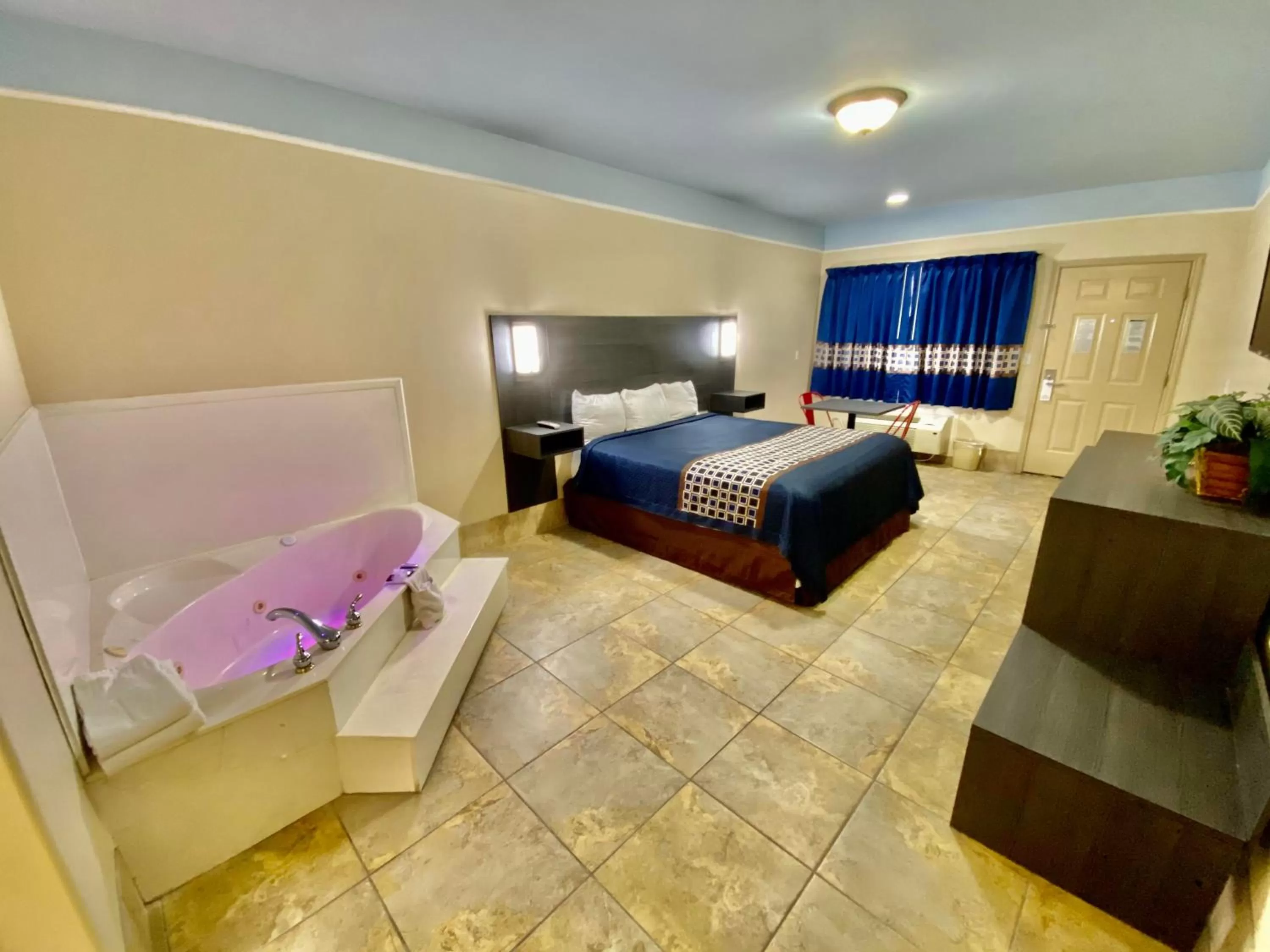 Honeymoon Suite in Texas Inn & Suites McAllen at La Plaza Mall and Airport