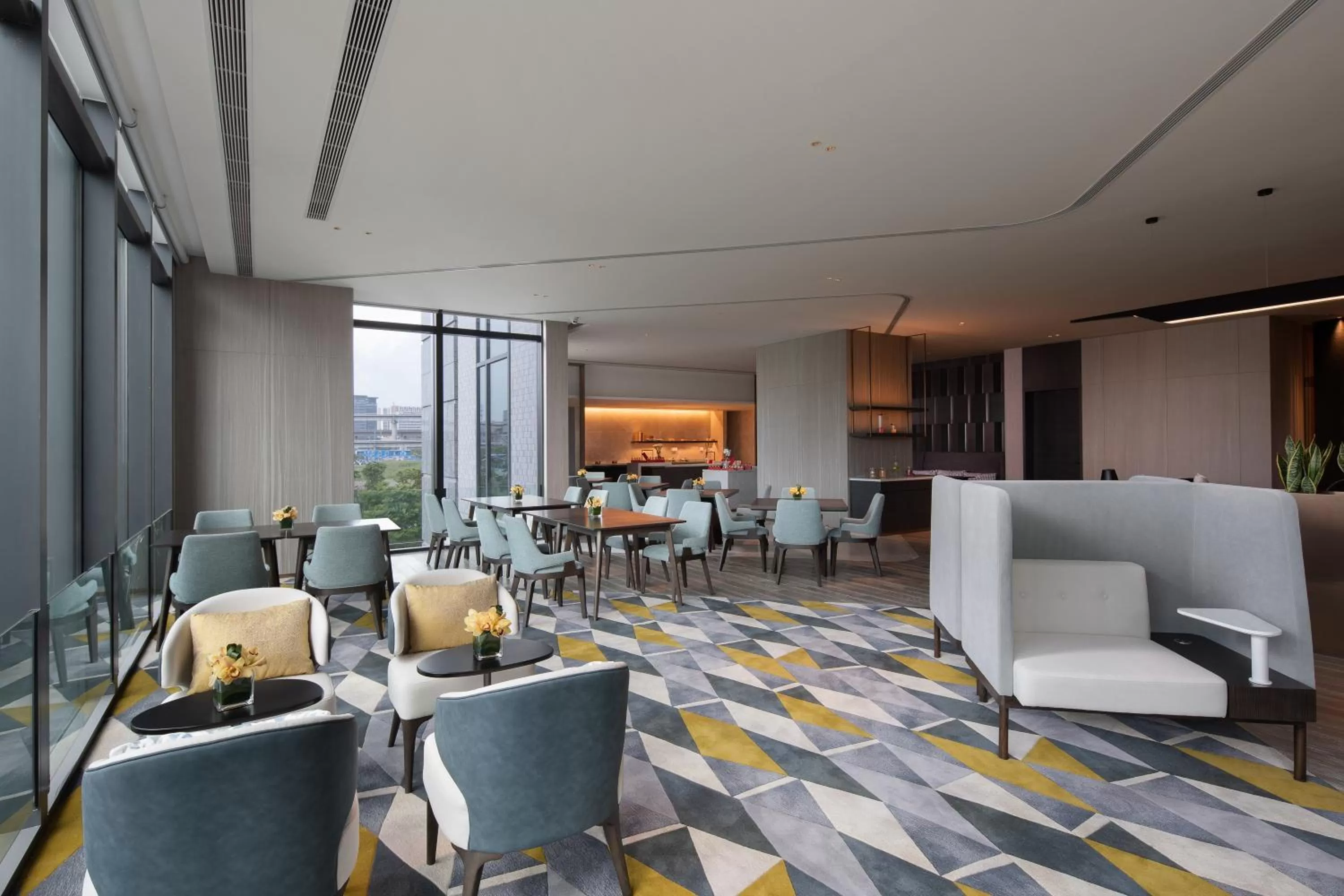 Standard King Room with Lake View - Lounge Access in Crowne Plaza Foshan Nanhai, an IHG Hotel