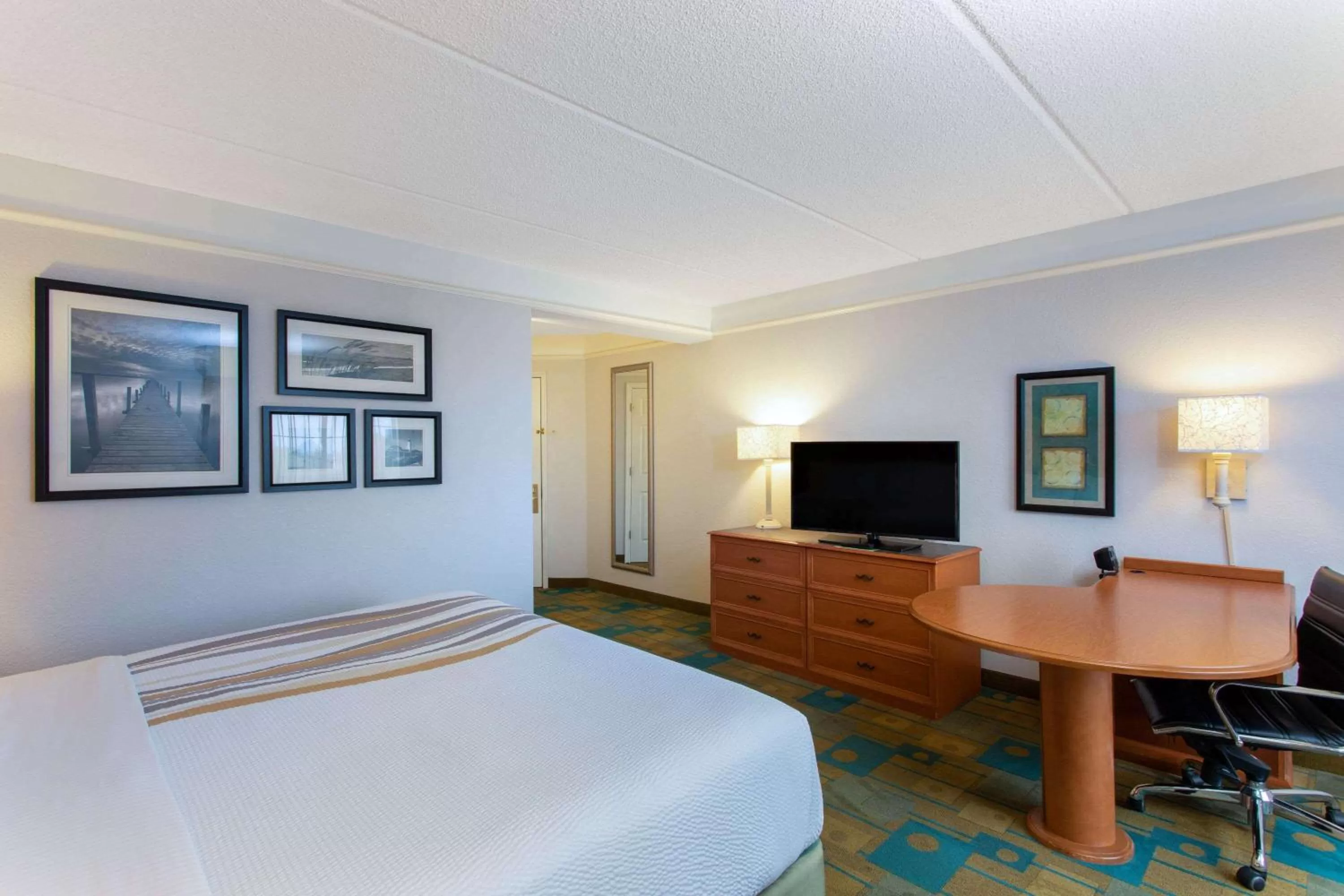 King Suite in La Quinta by Wyndham Jacksonville Butler Blvd
