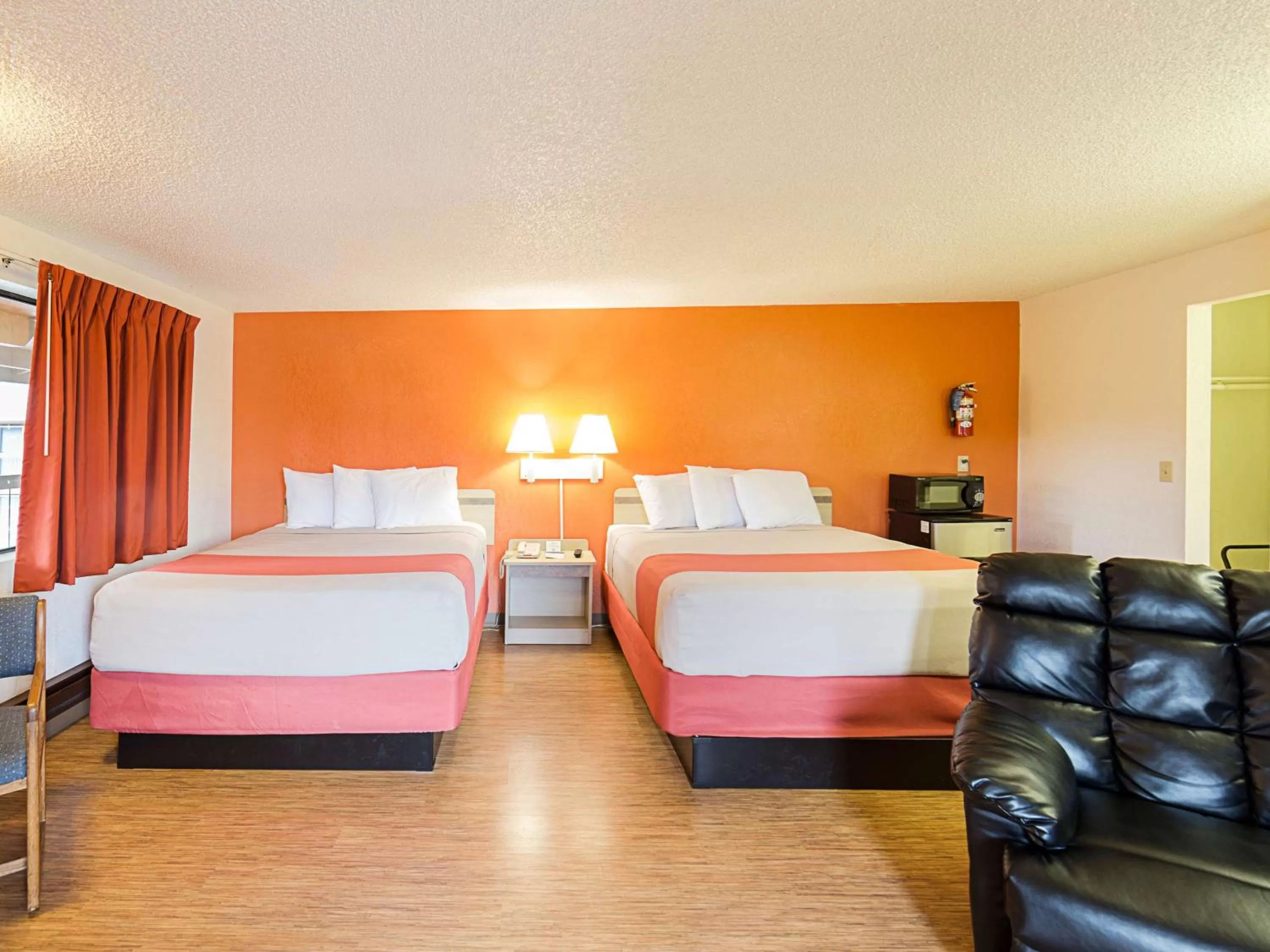 Deluxe Queen Suite - single occupancy - Non-Smoking in Motel 6 Gold Beach