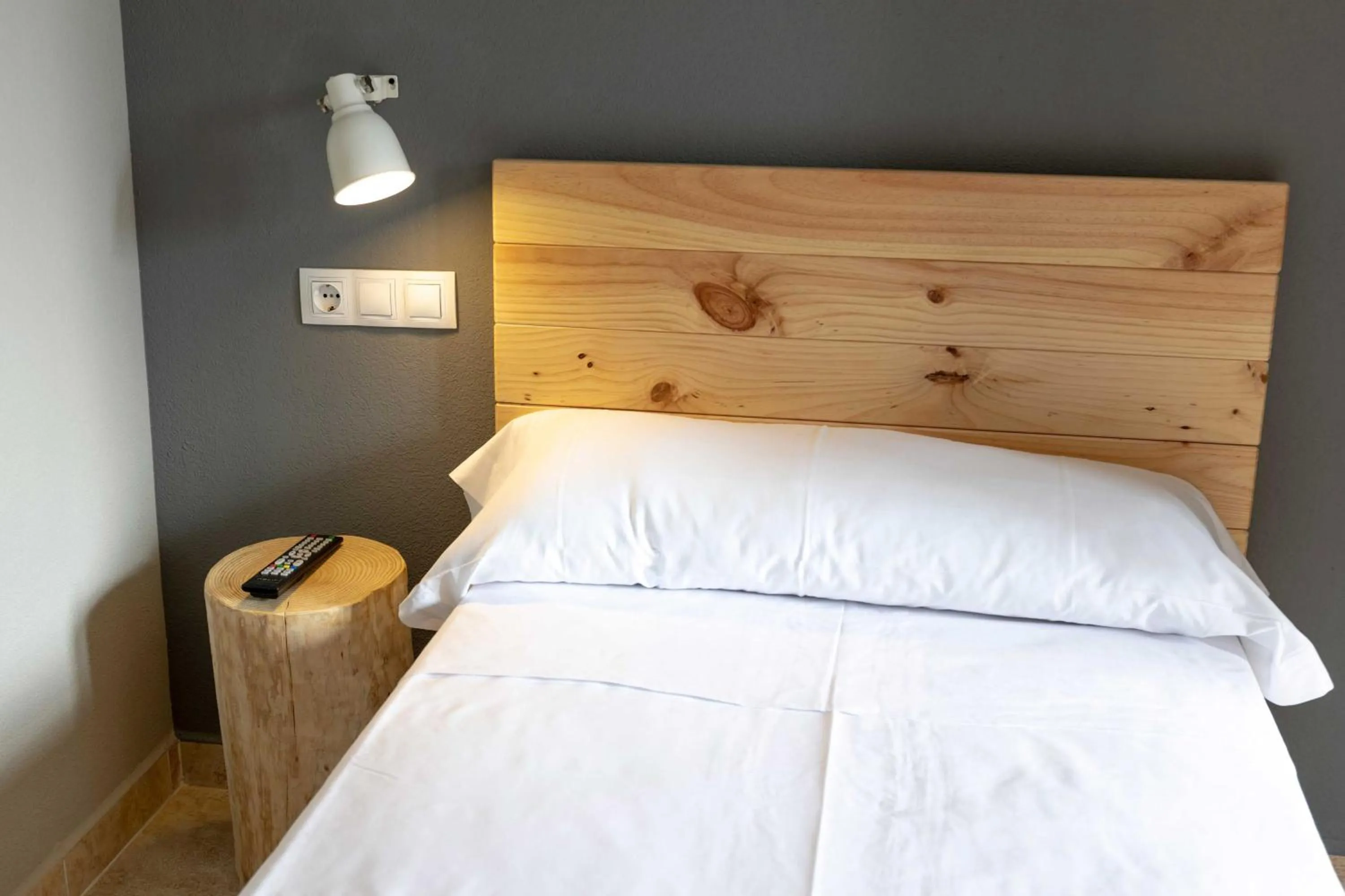 Budget Single Room in Alda Estella Hostel