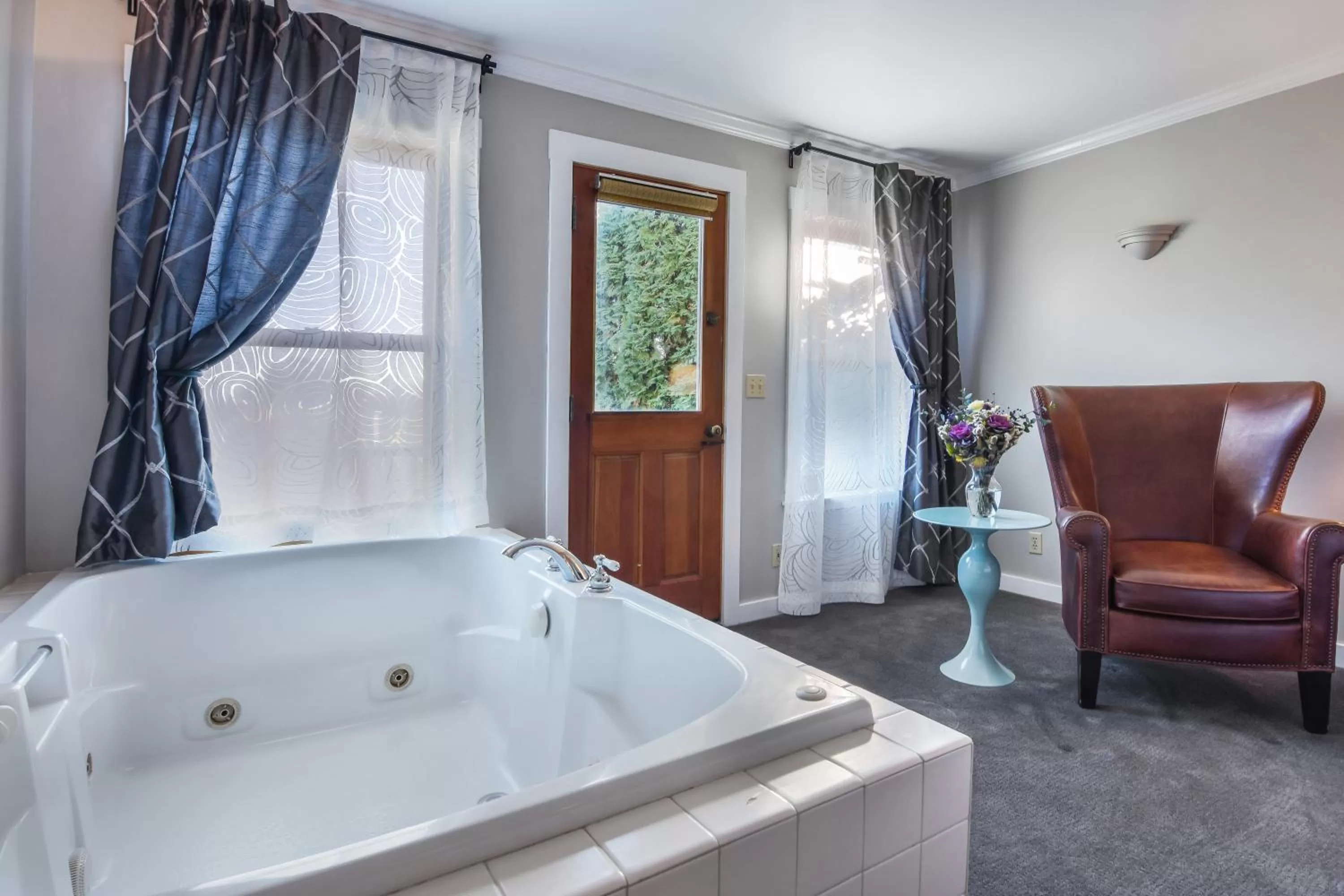 Deluxe King Room in Wild Iris Inn