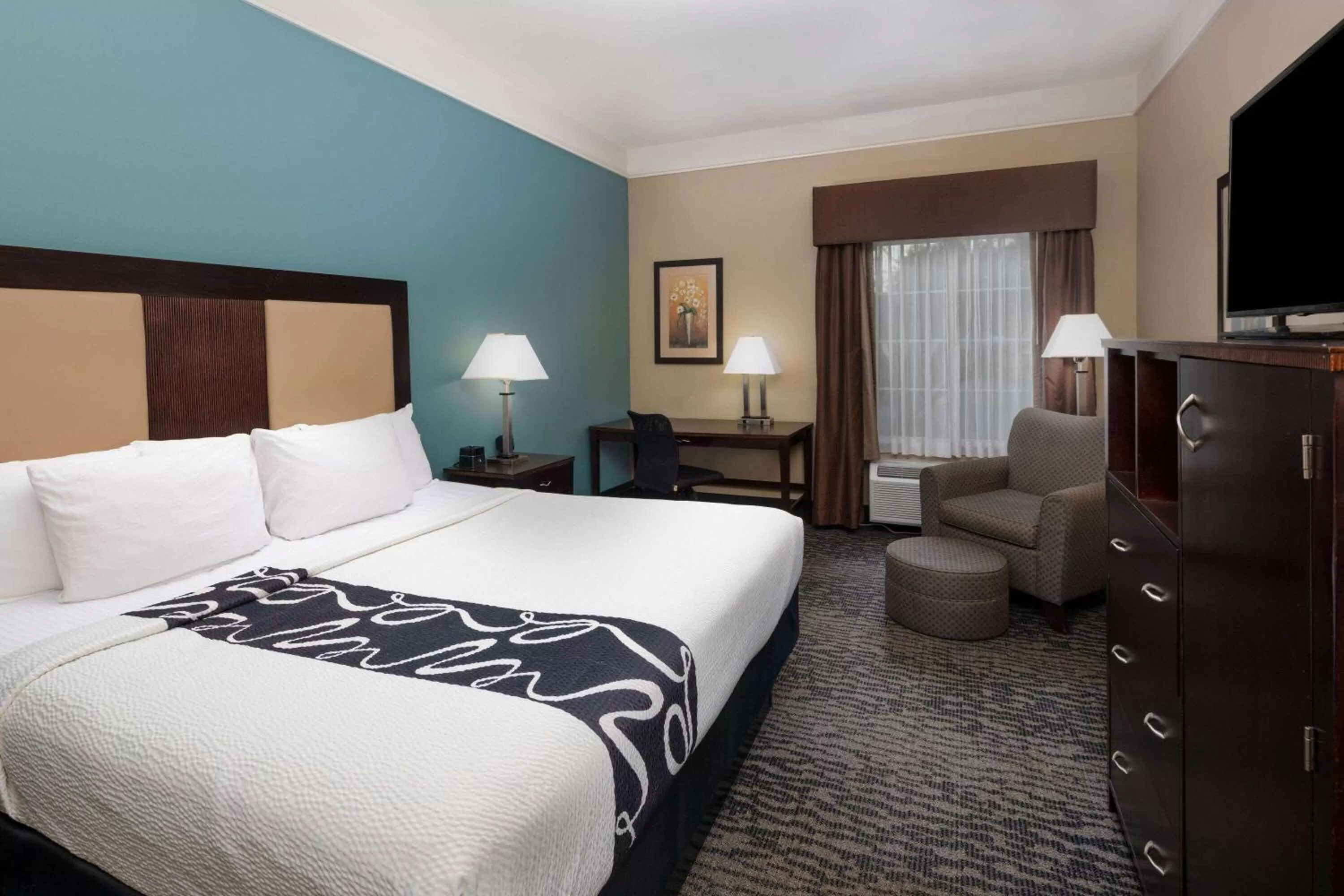 Deluxe King Room - Mobility and Hearing Impaired Access/Non-Smoking in La Quinta by Wyndham Savannah Airport - Pooler