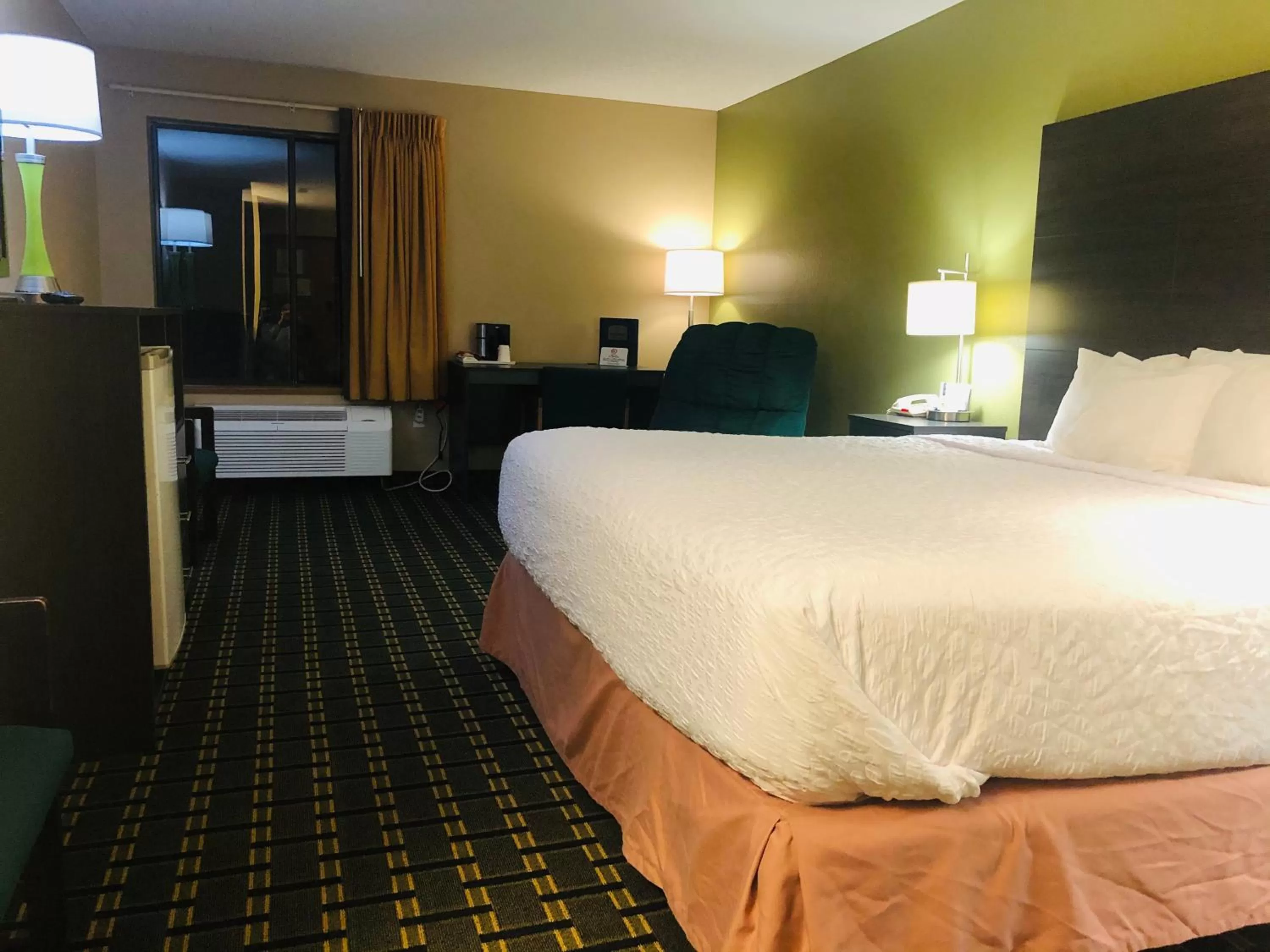King Room - Non-Smoking in Boarders Inn & Suites by Cobblestone Hotels Columbus