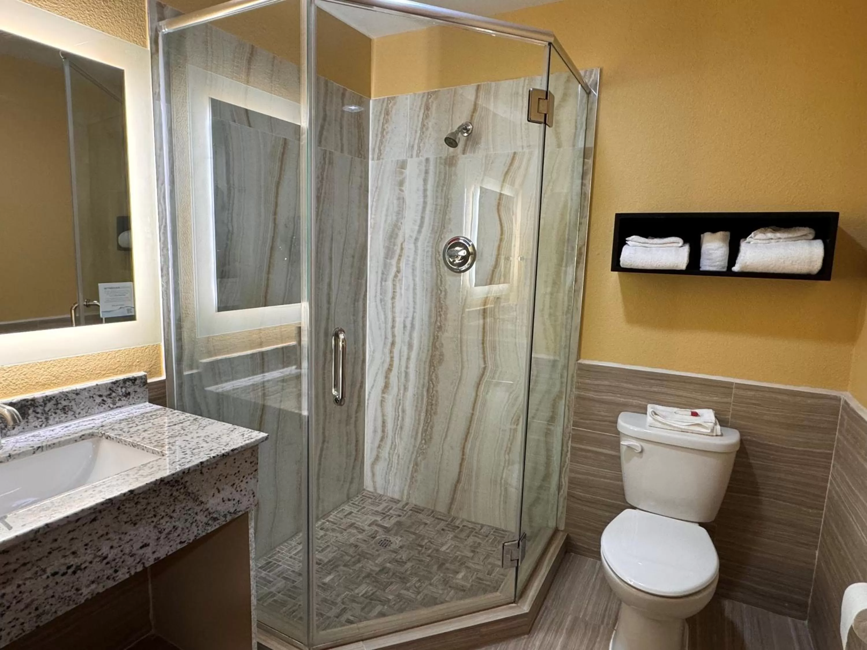 Queen Room - Smoking in Super 8 by Wyndham Pasadena