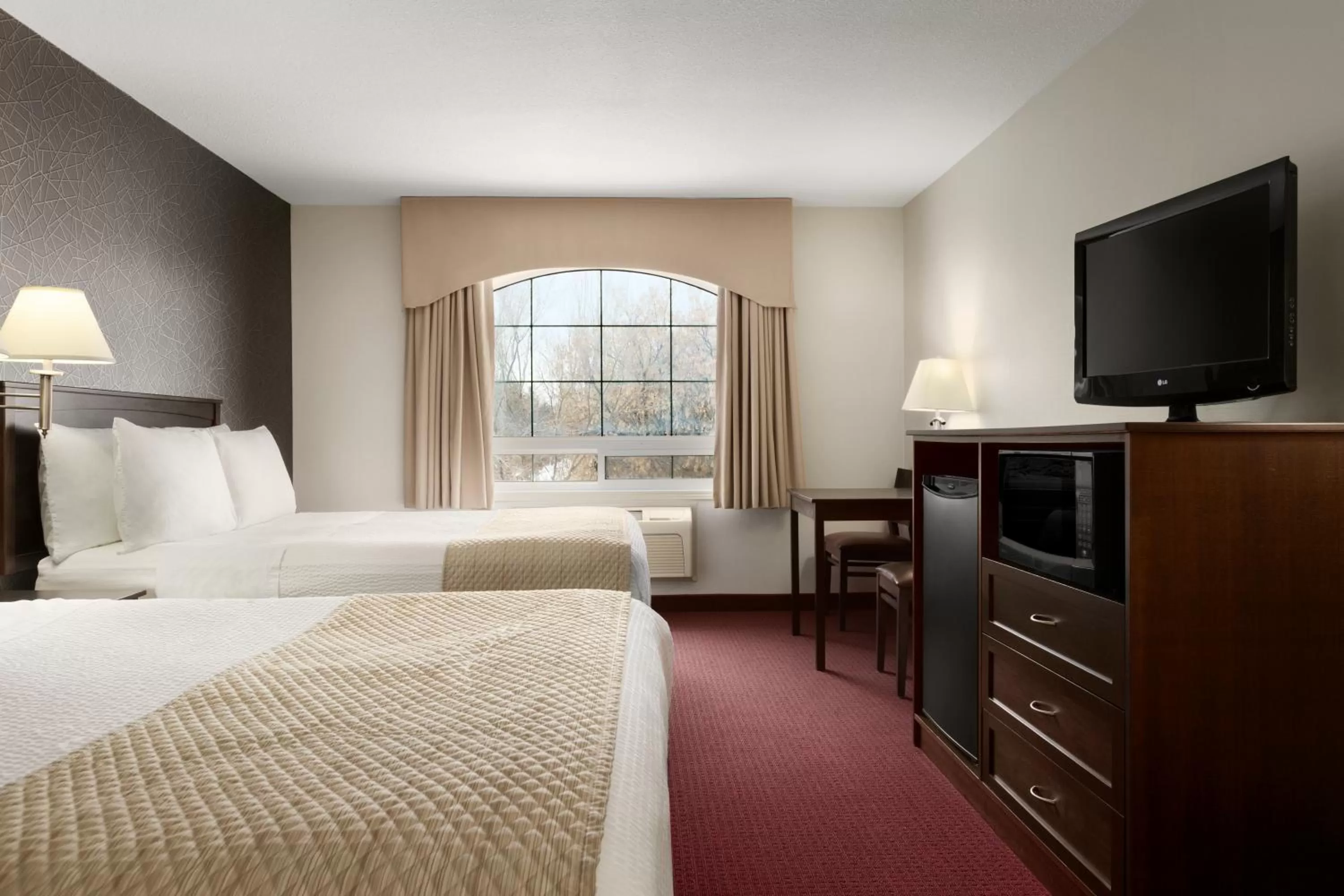 Queen Deluxe Room - First Floor/Non-Smoking in Days Inn & Suites by Wyndham Brandon