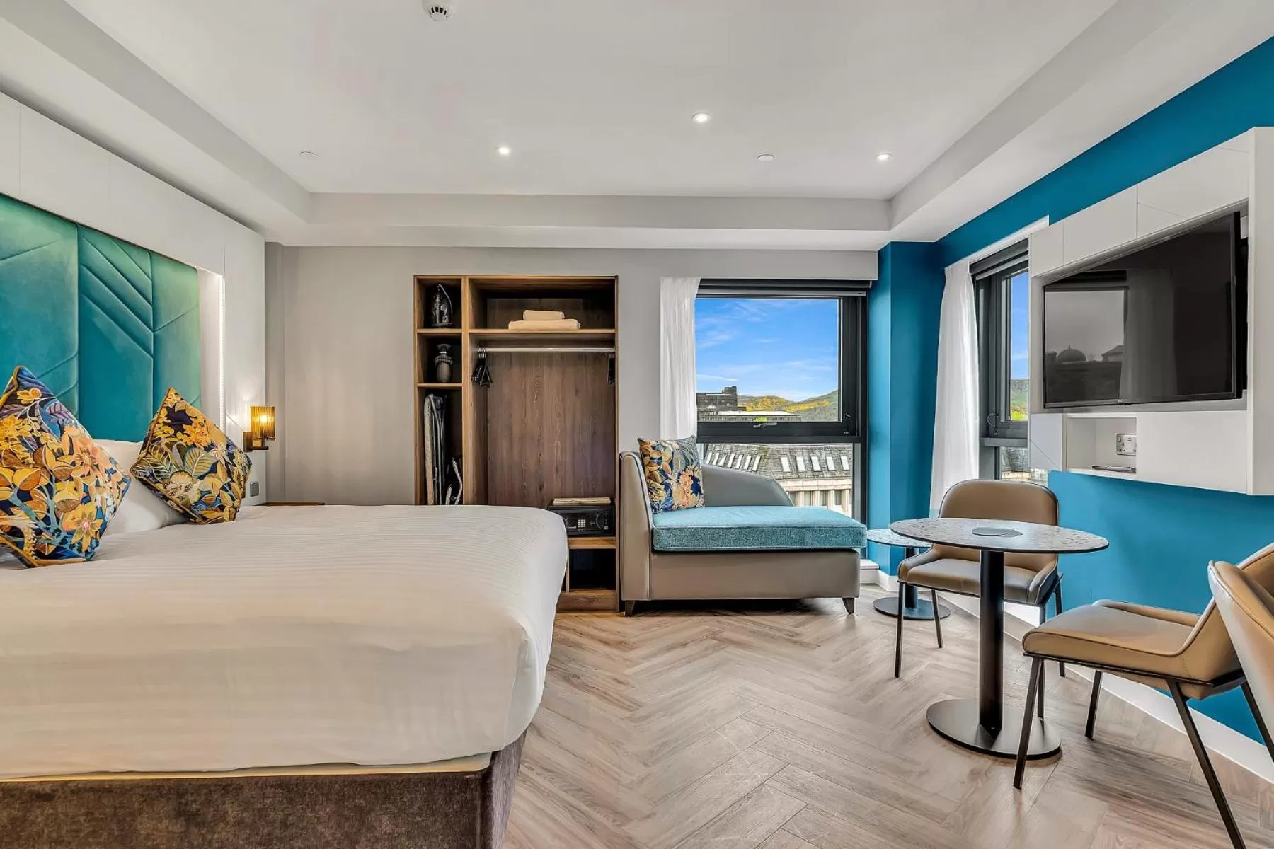 Grande Studio with View in Roomzzz Edinburgh