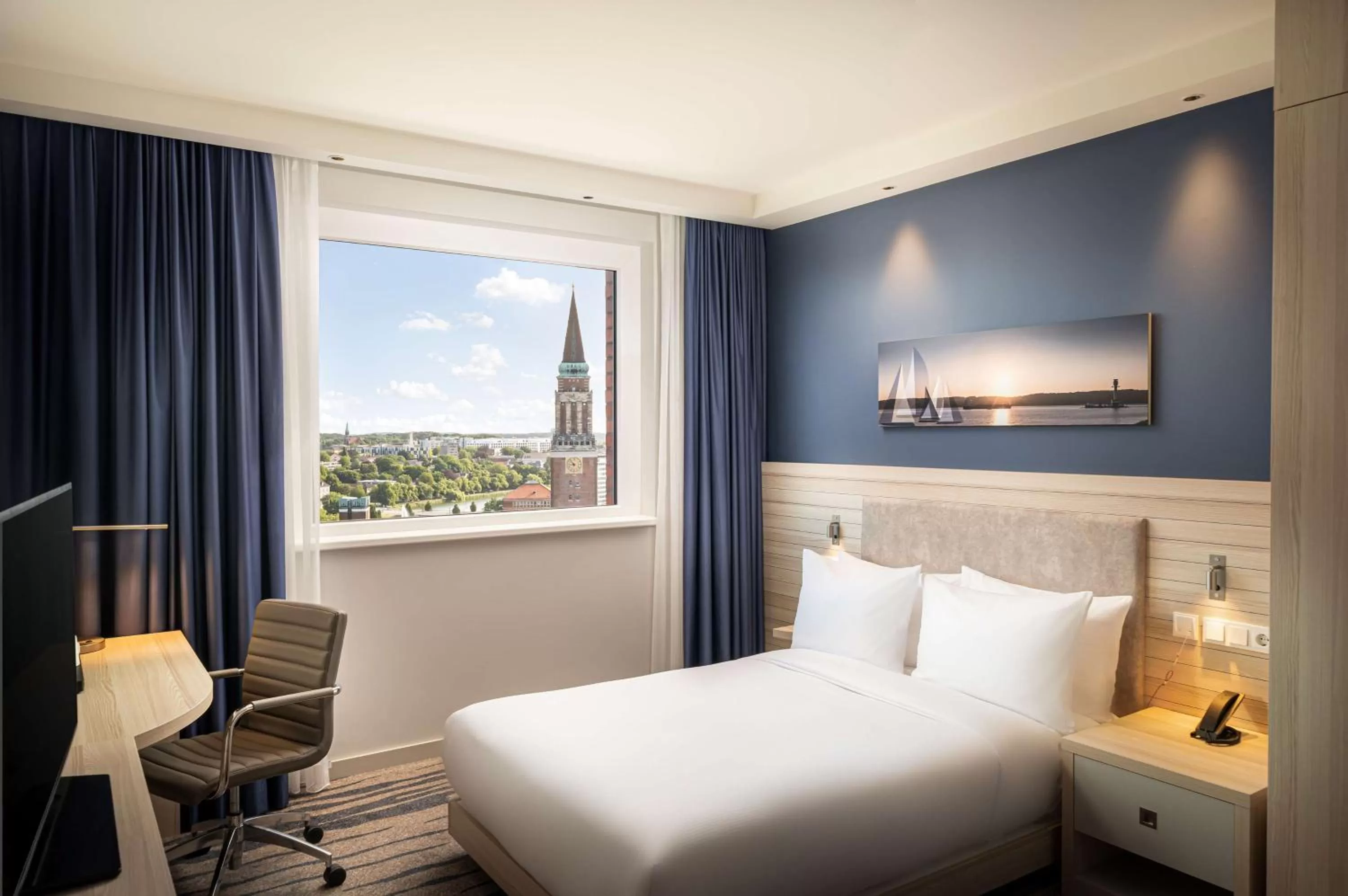 Queen Room in Hampton By Hilton Kiel