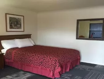 King Room with Roll-in Shower - Mobility Access/Non-Smoking in Travelodge by Wyndham Gallup