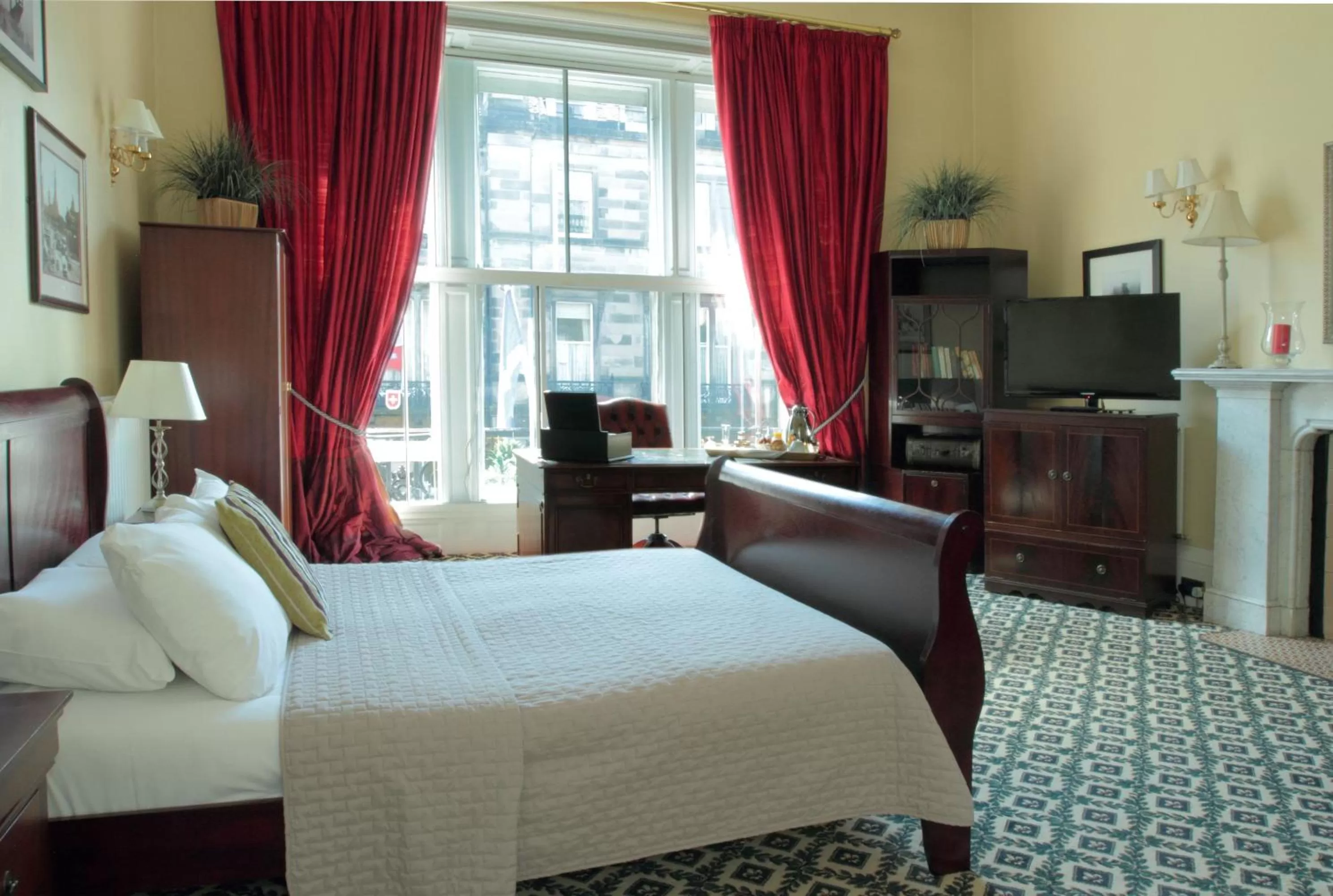 Junior Suite in Thistle Hotel