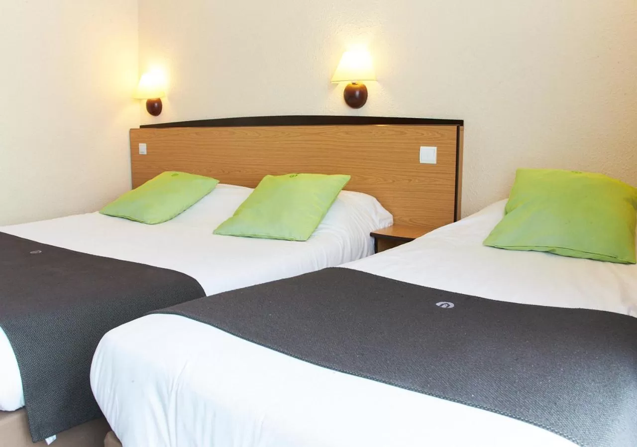 One Double Bed One Single Bed in Campanile Dijon Centre - Gare