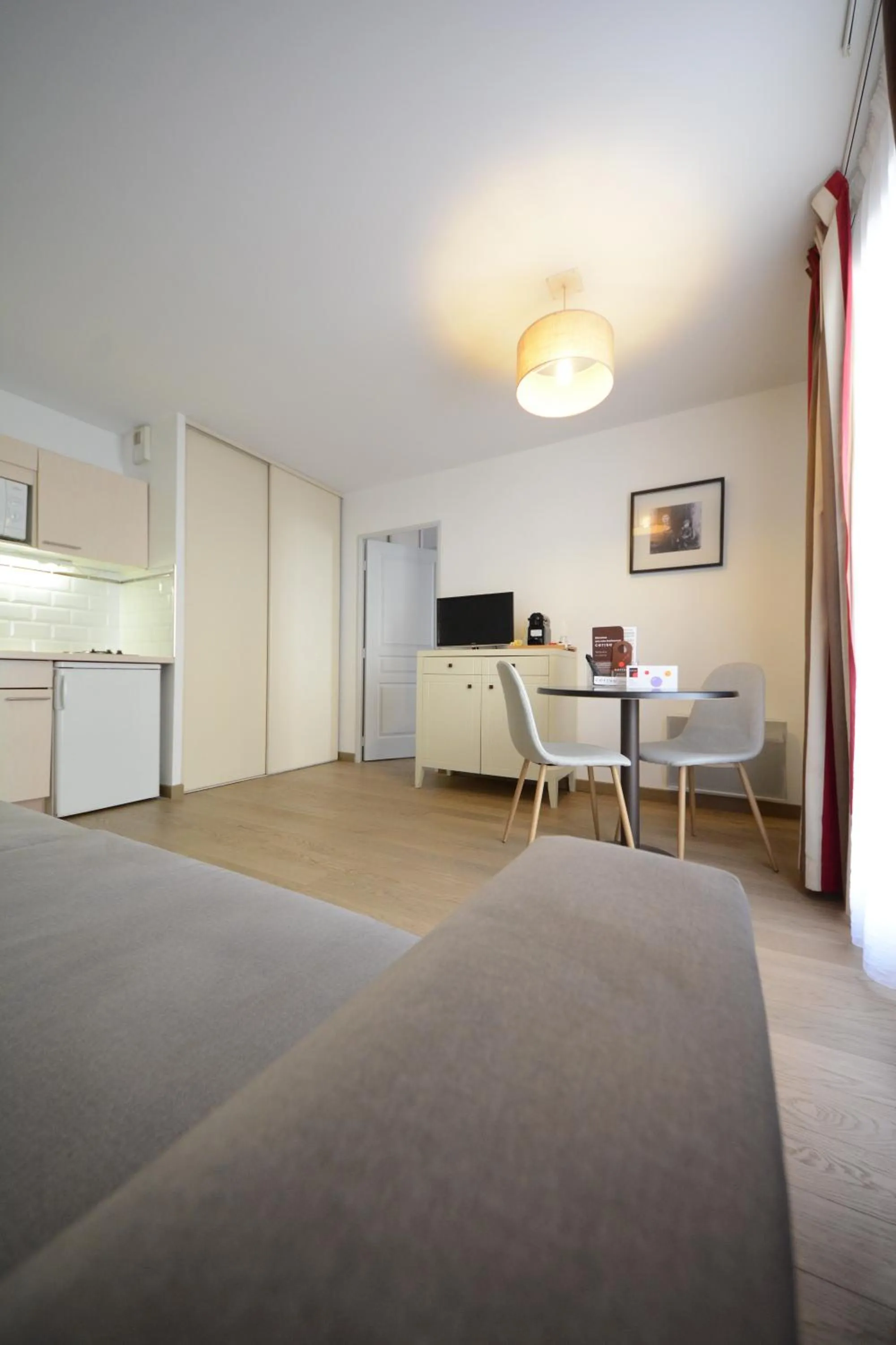 Two-Bedroom Apartment (4-6 Adults) with two bathrooms in Hotel Cerise Chatou
