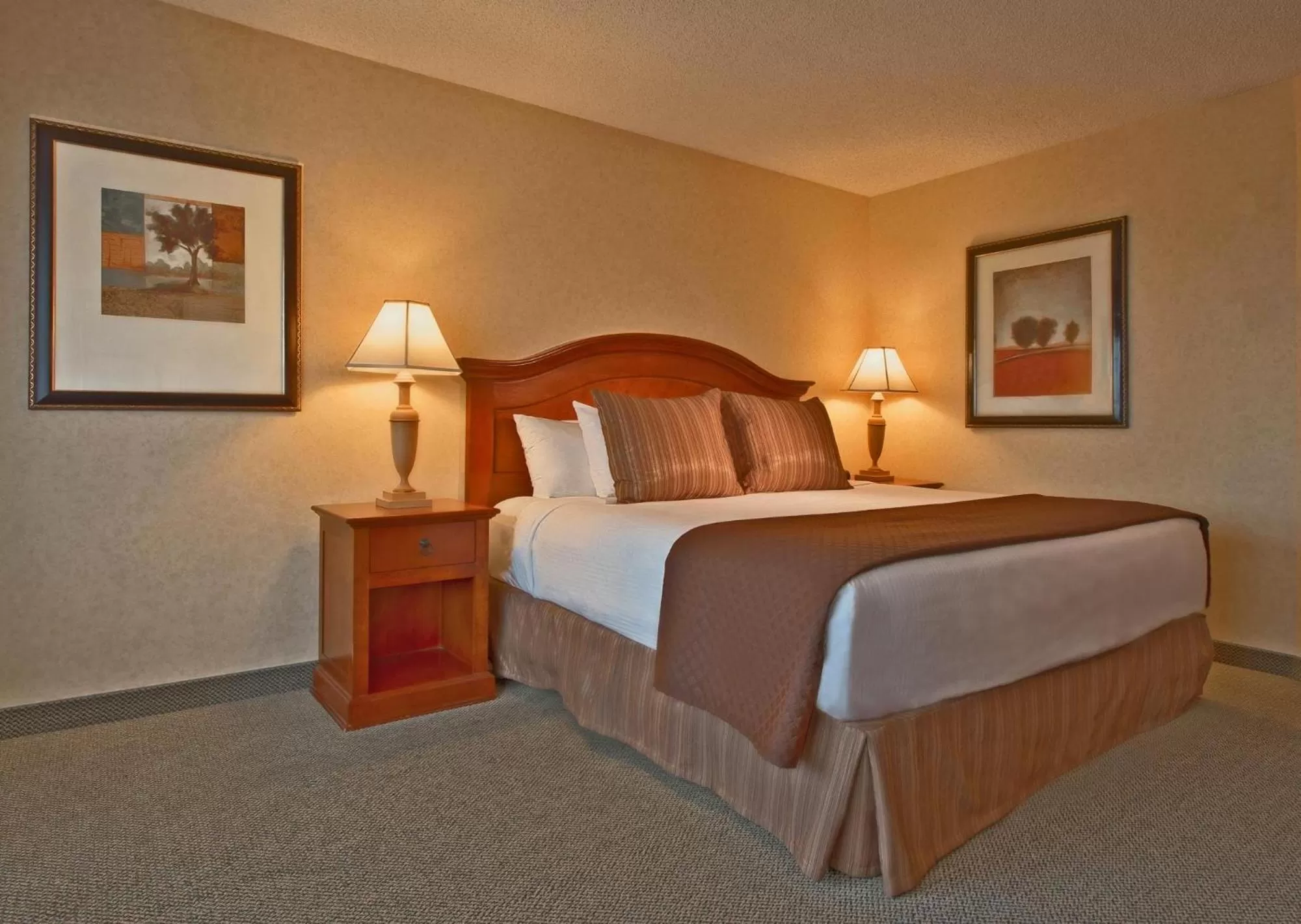 Queen Room in Red Lion Hotel Coos Bay