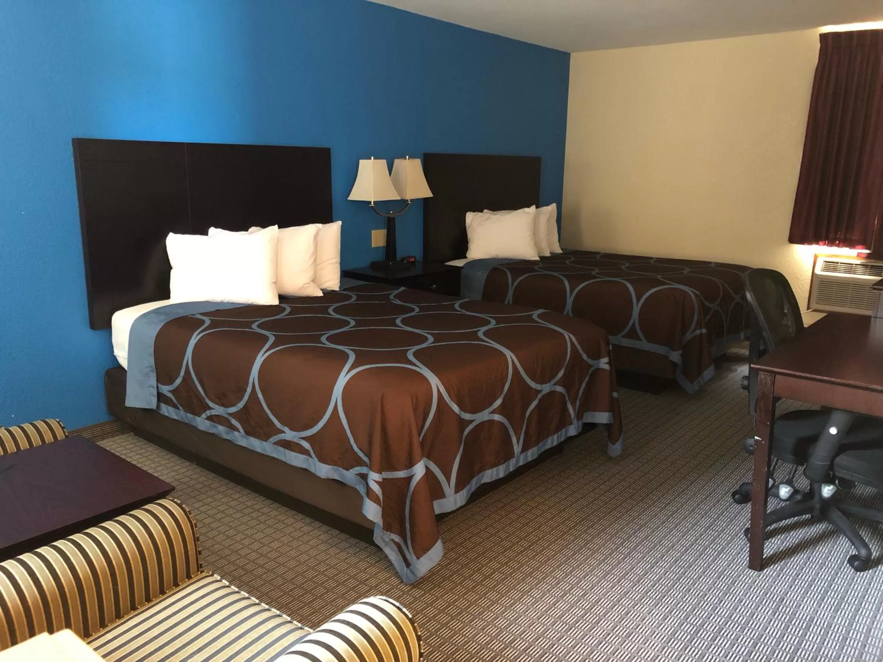 Standard Queen Room with Two Queen Beds in Amerivu Inn & Suites