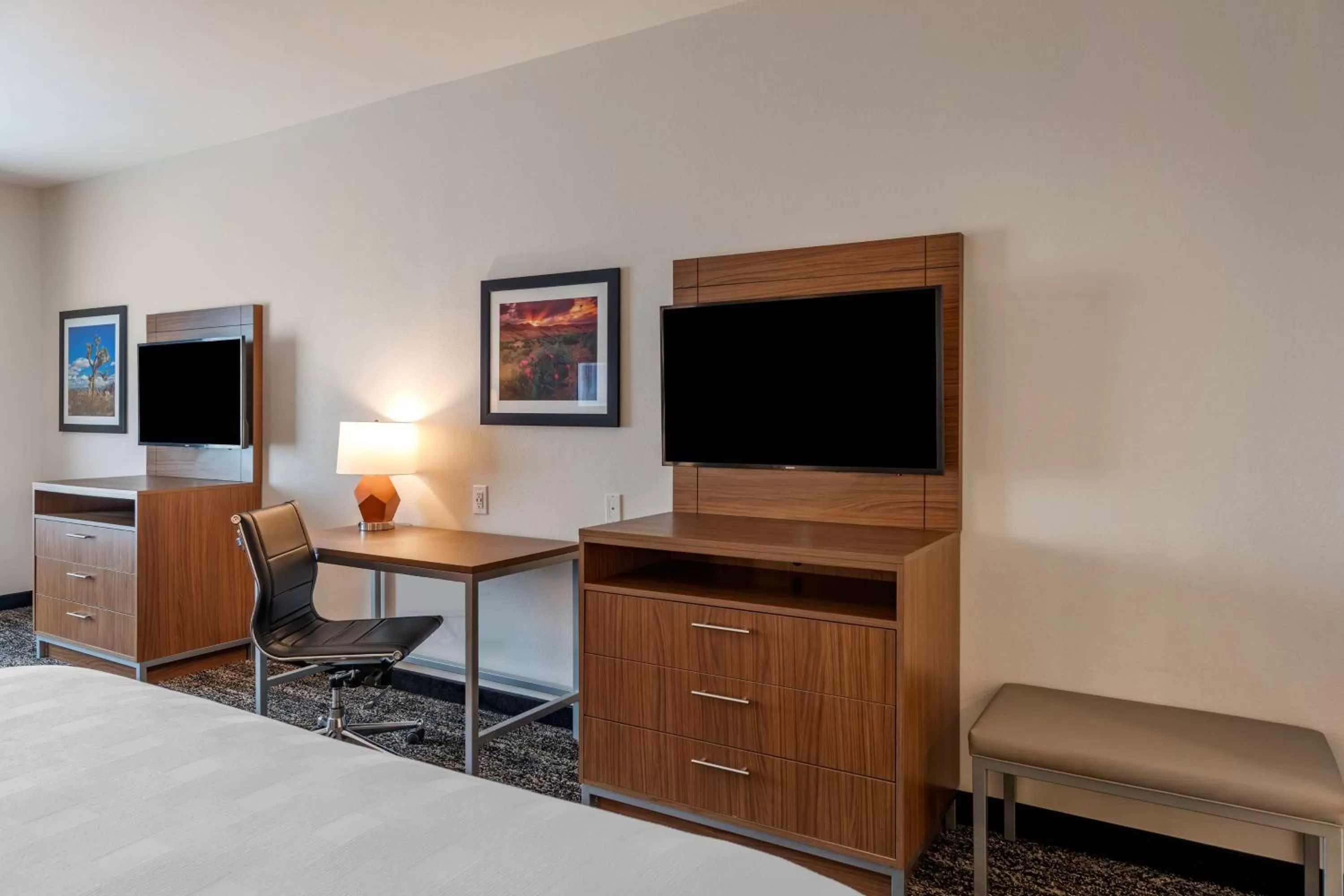 King Suite with Bath Tub - Disability Access in Best Western Plus Desert View Inn & Suites