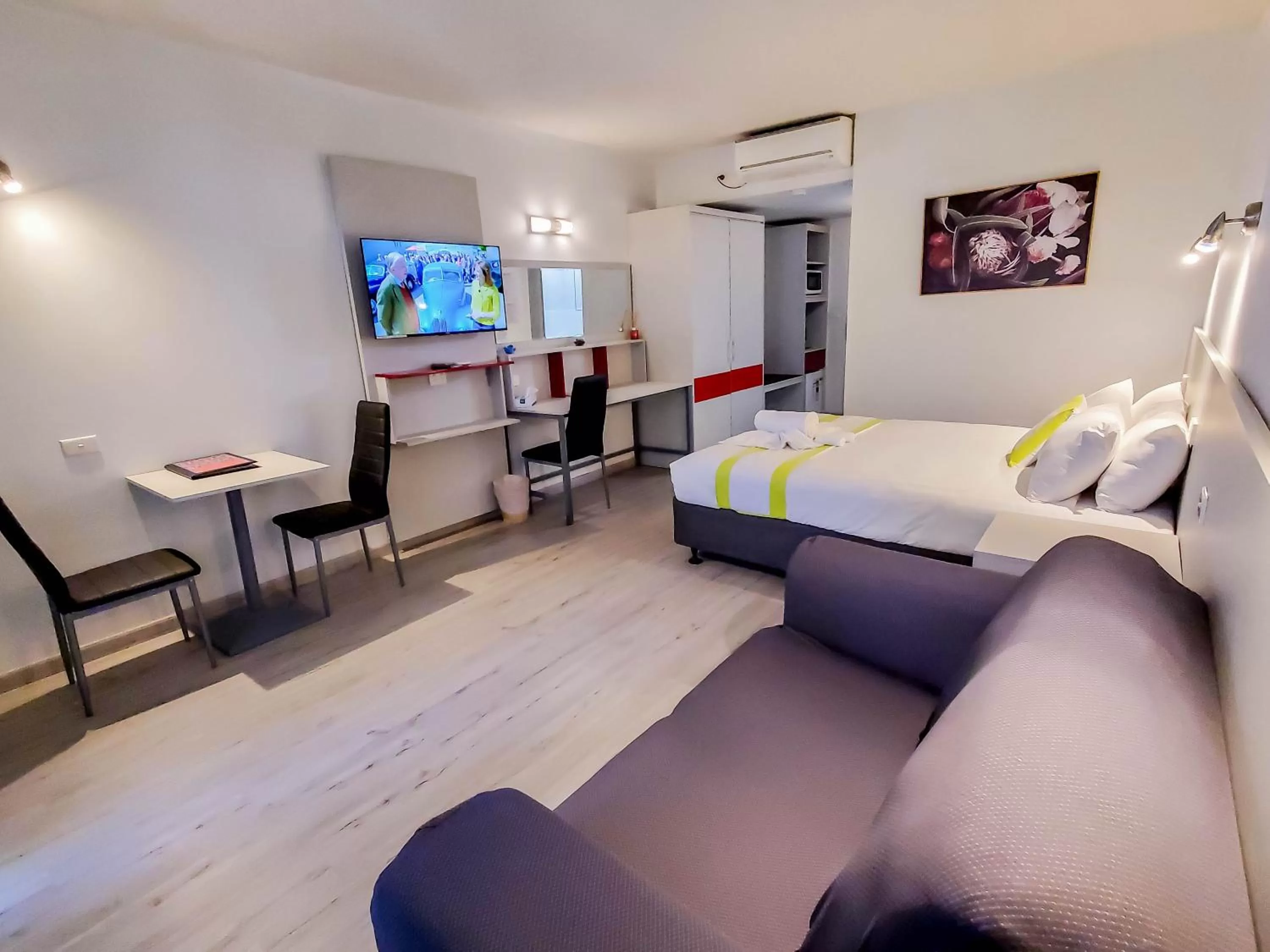 Queen Room in Sandors Motor Inn