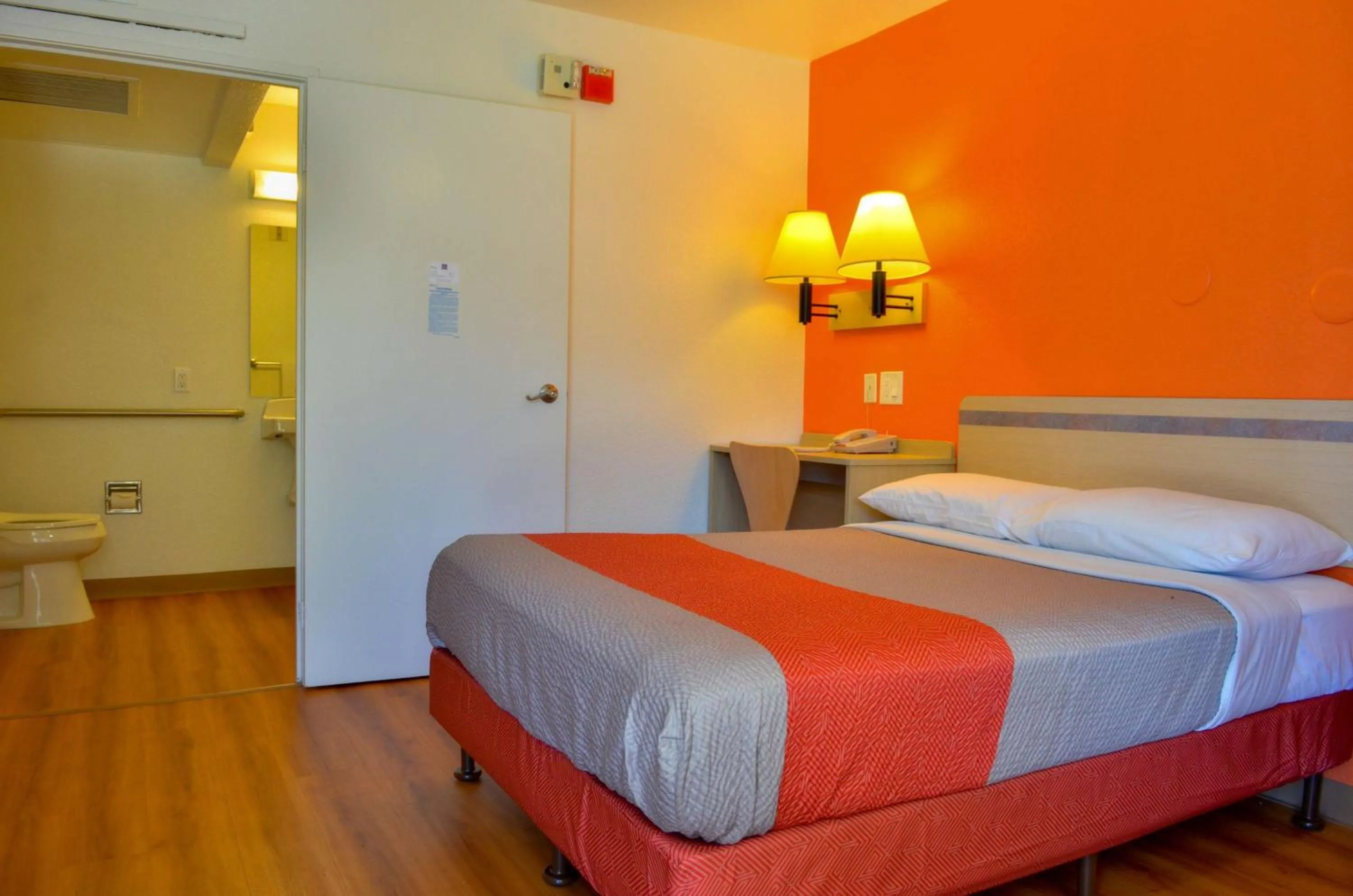 Double Room - Disability Access - Non-Smoking in Motel 6-Santa Nella, CA - Los Banos - Interstate 5