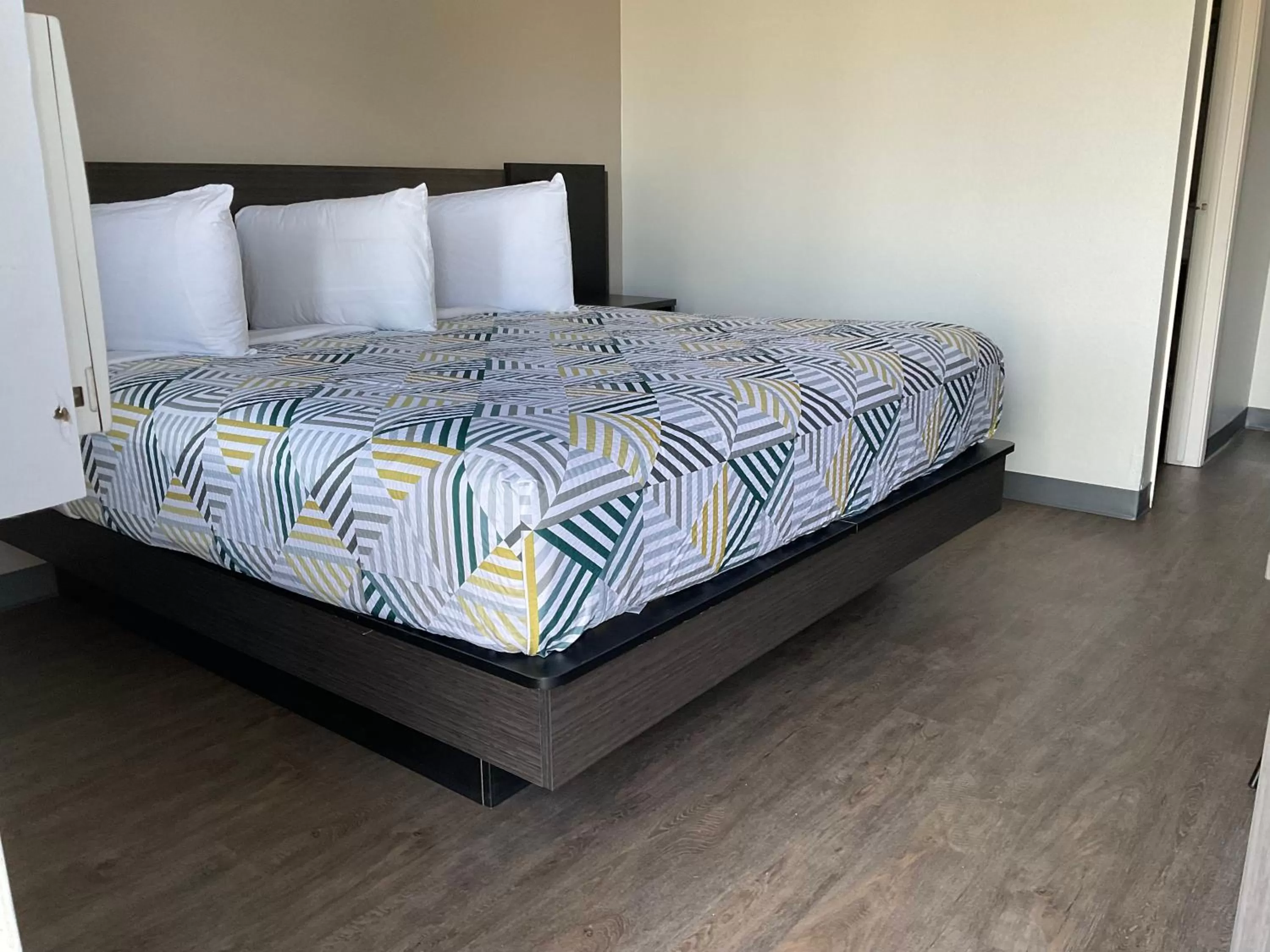 Deluxe King Room - Non-Smoking in Motel 6-Ely, NV