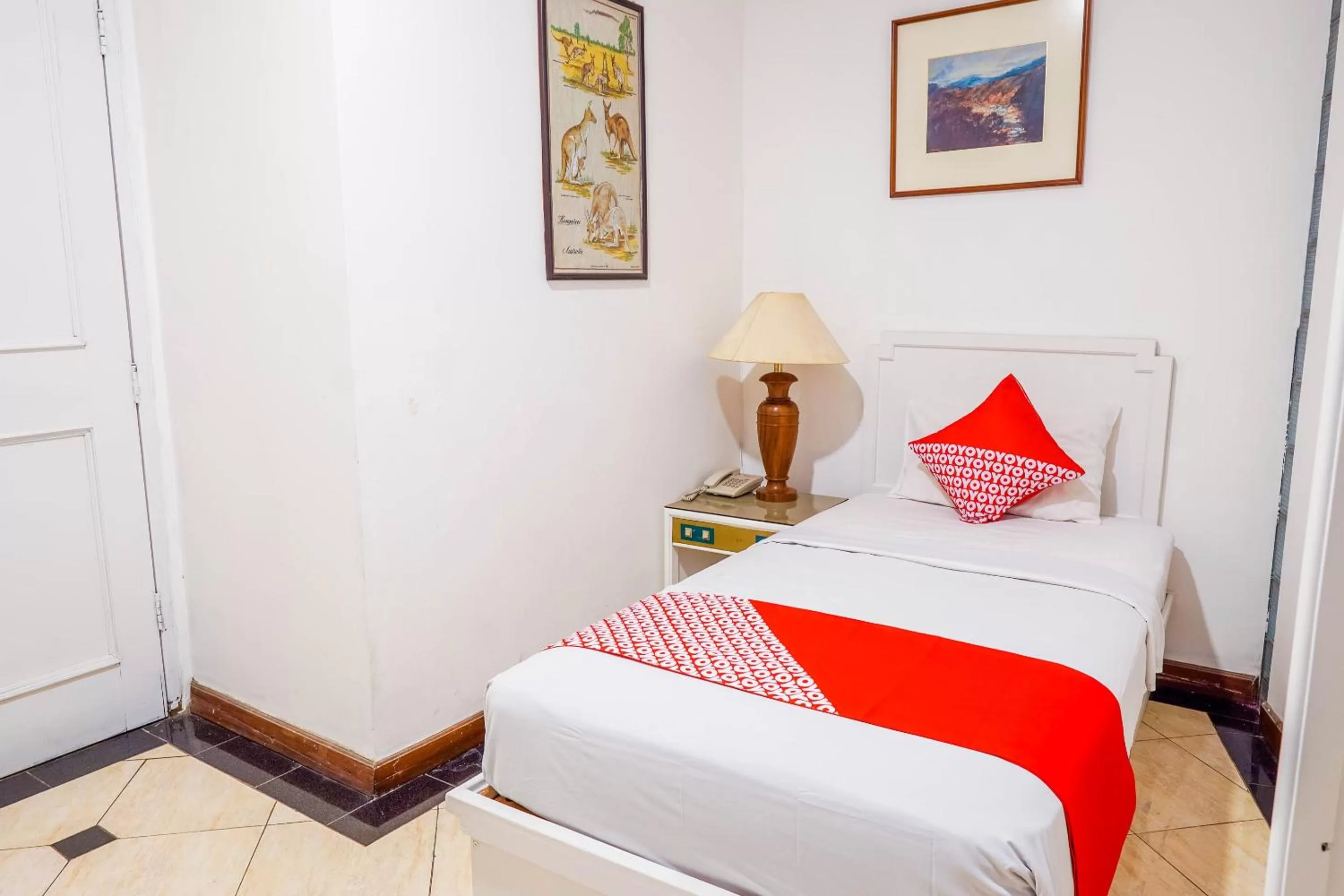 Deluxe Single Room - single occupancy in SUPER OYO Collection O 1452 Hotel Utari