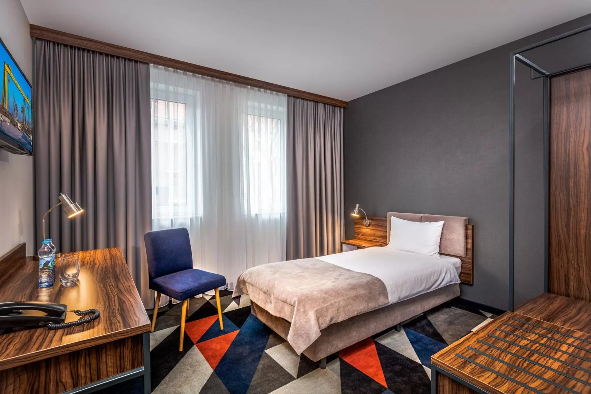 Single Room with Bathroom in Vulcan Hotel