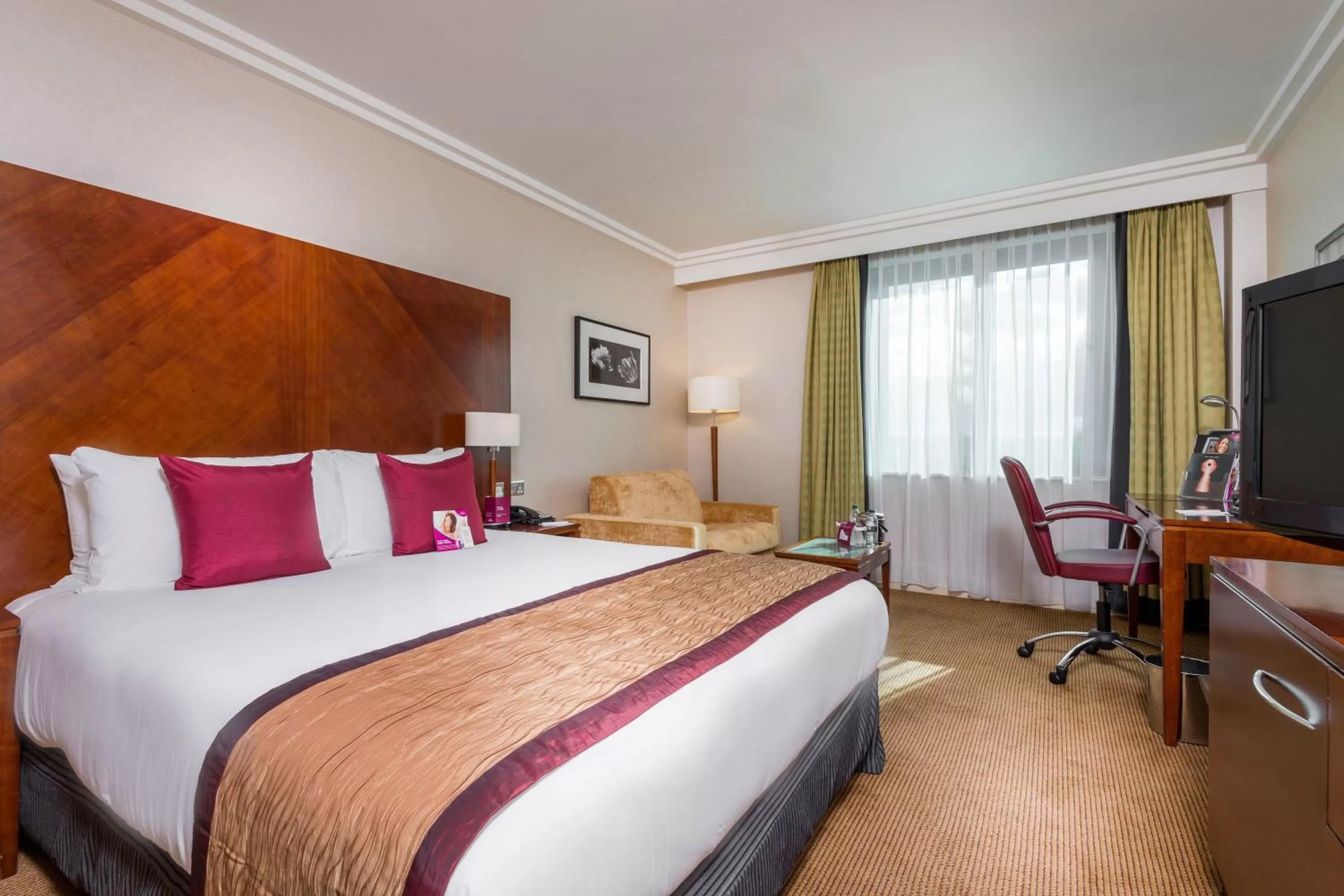 Standard Queen Room with Balcony in Crowne Plaza Birmingham NEC by IHG
