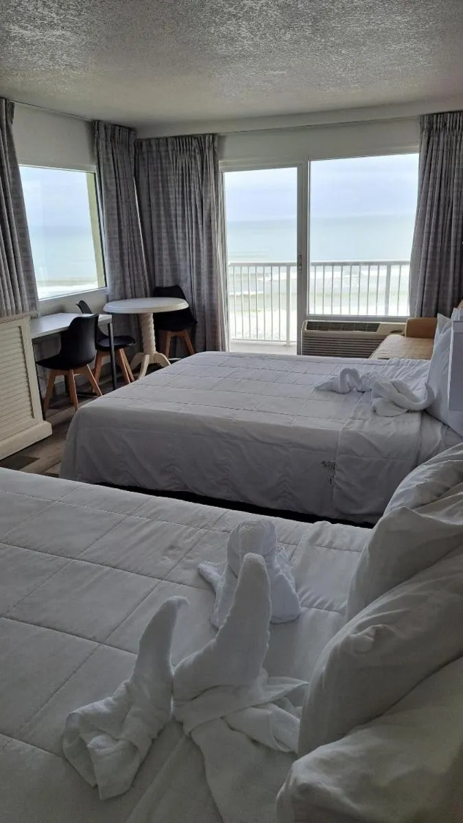 Deluxe Queen Room - Oceanfront in Emerald Shores Hotel - Daytona Beach