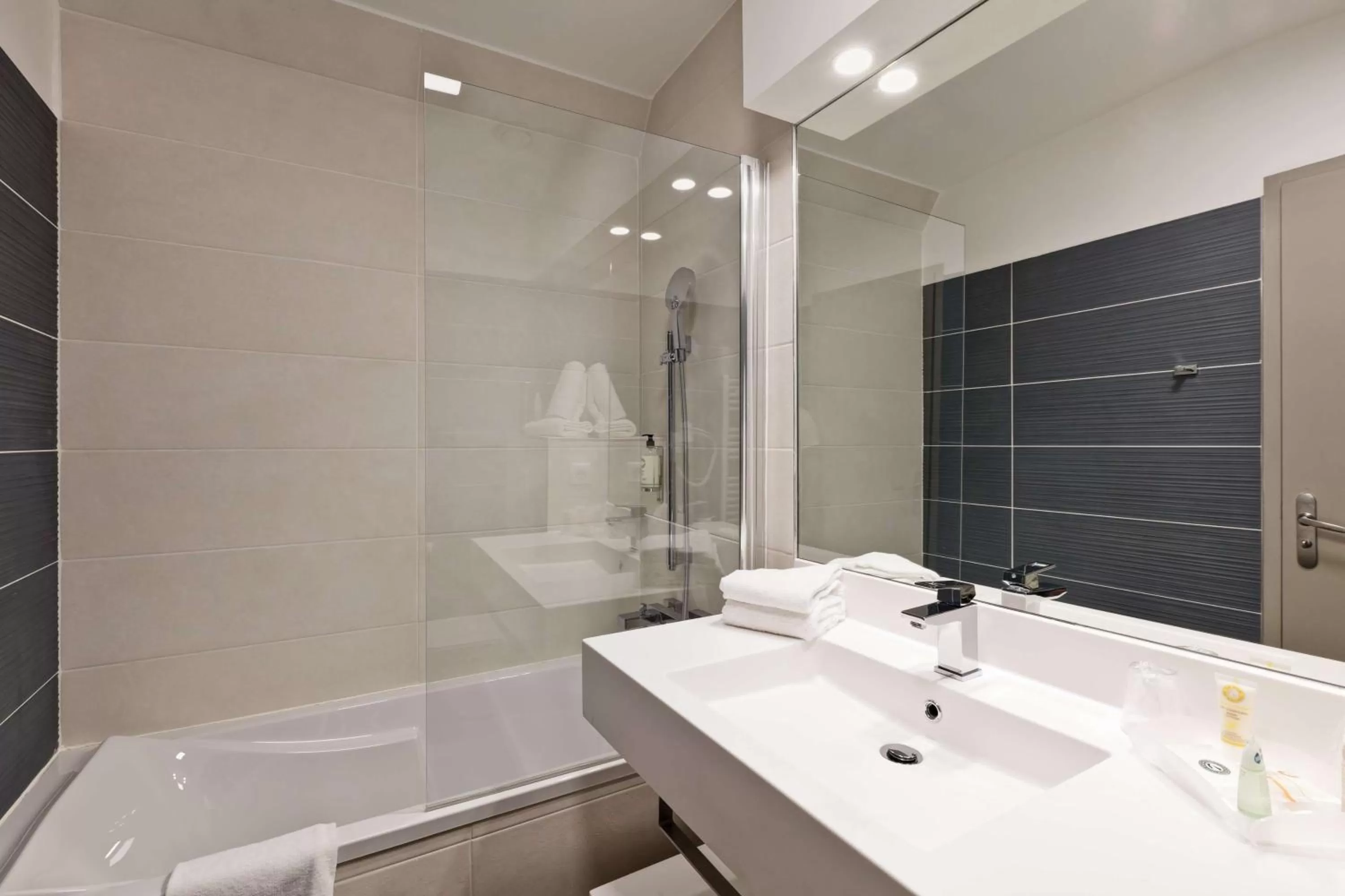 Premium Twin Room in Best Western Crequi Lyon Part Dieu