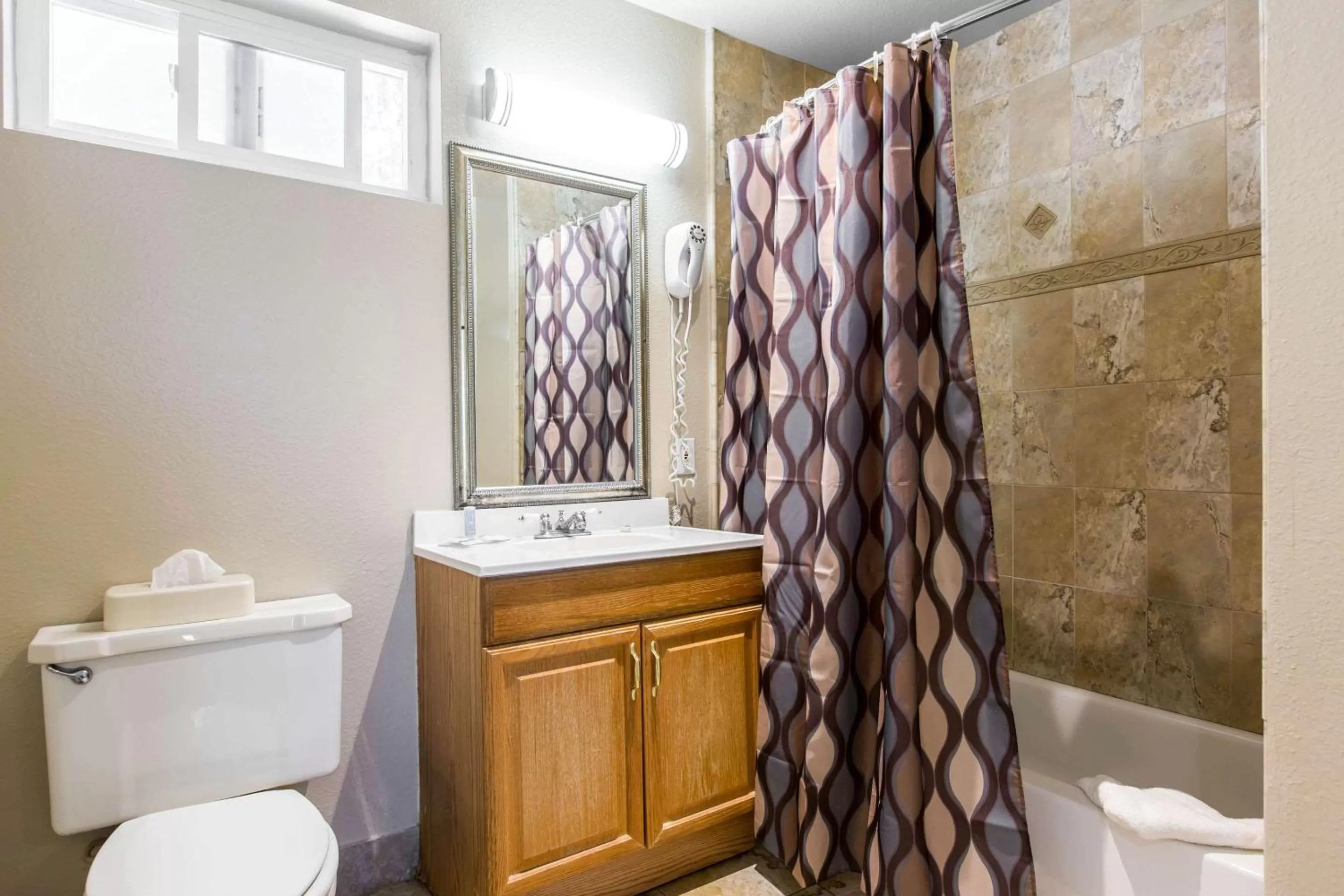 King Suite with King Bed and Single Bed - Non Smoking in Rodeway Inn Escondido Downtown