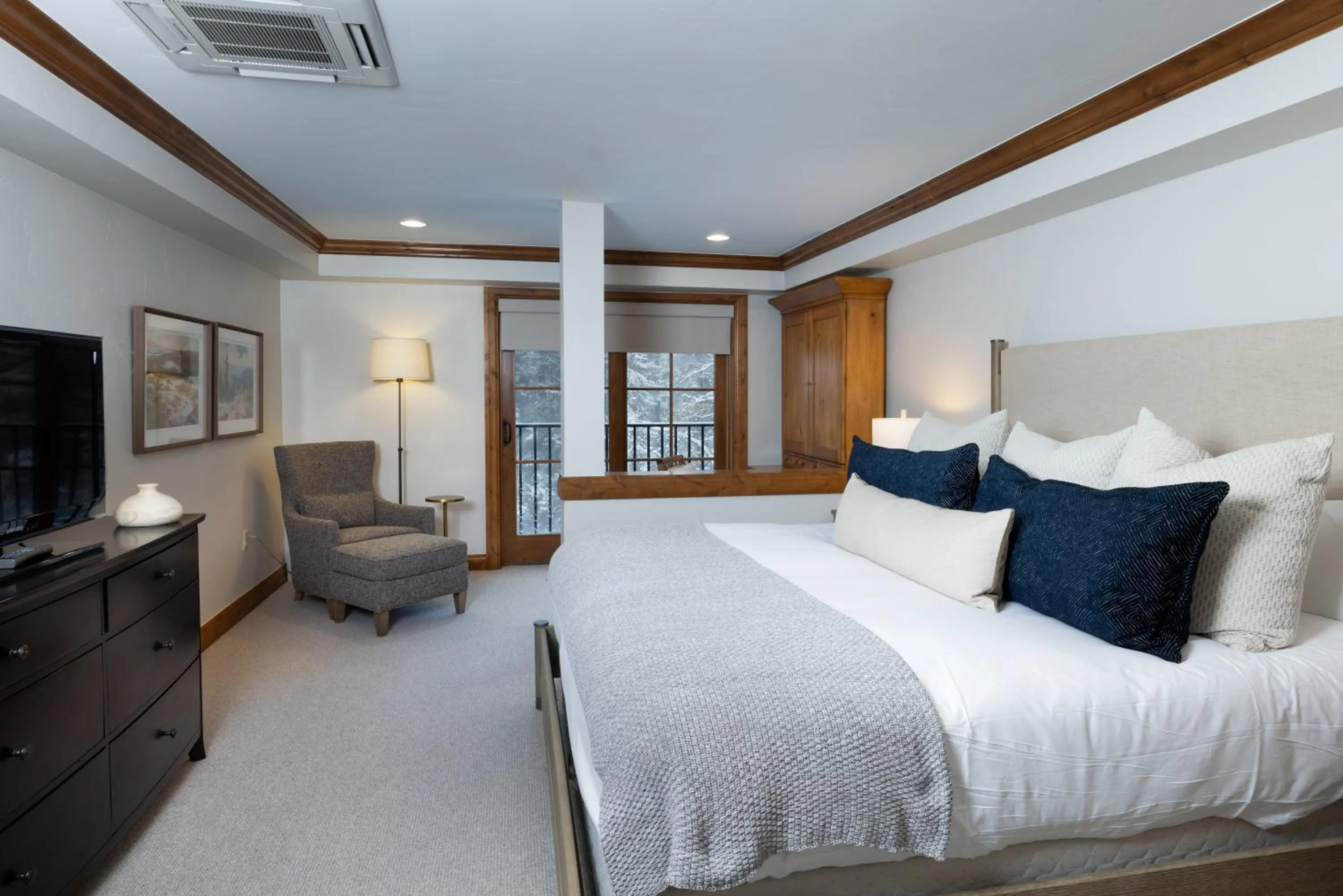 Three-Bedroom Apartment with Mountain View in Gravity Haus Vail