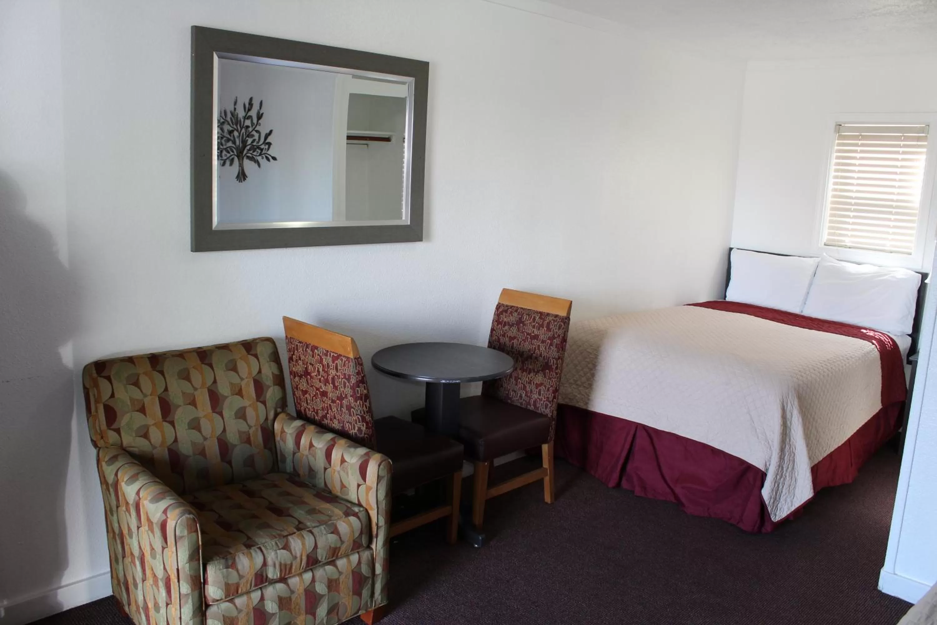 Queen Room with Two Queen Beds in Chalet Motel - Affordable Stay in Central Bend