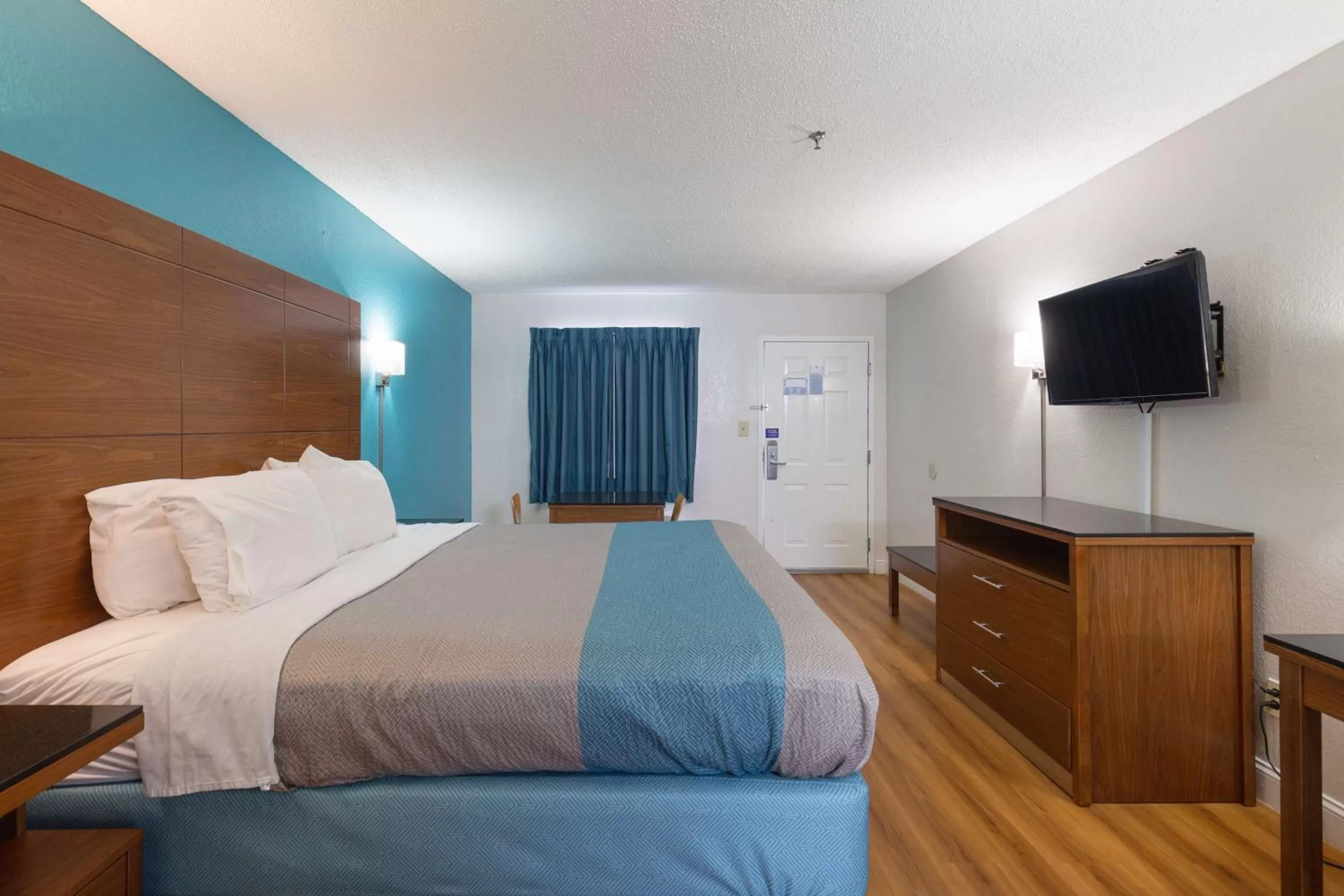 King Room with Spa Bath - Smoking in Motel 6-Albany, GA