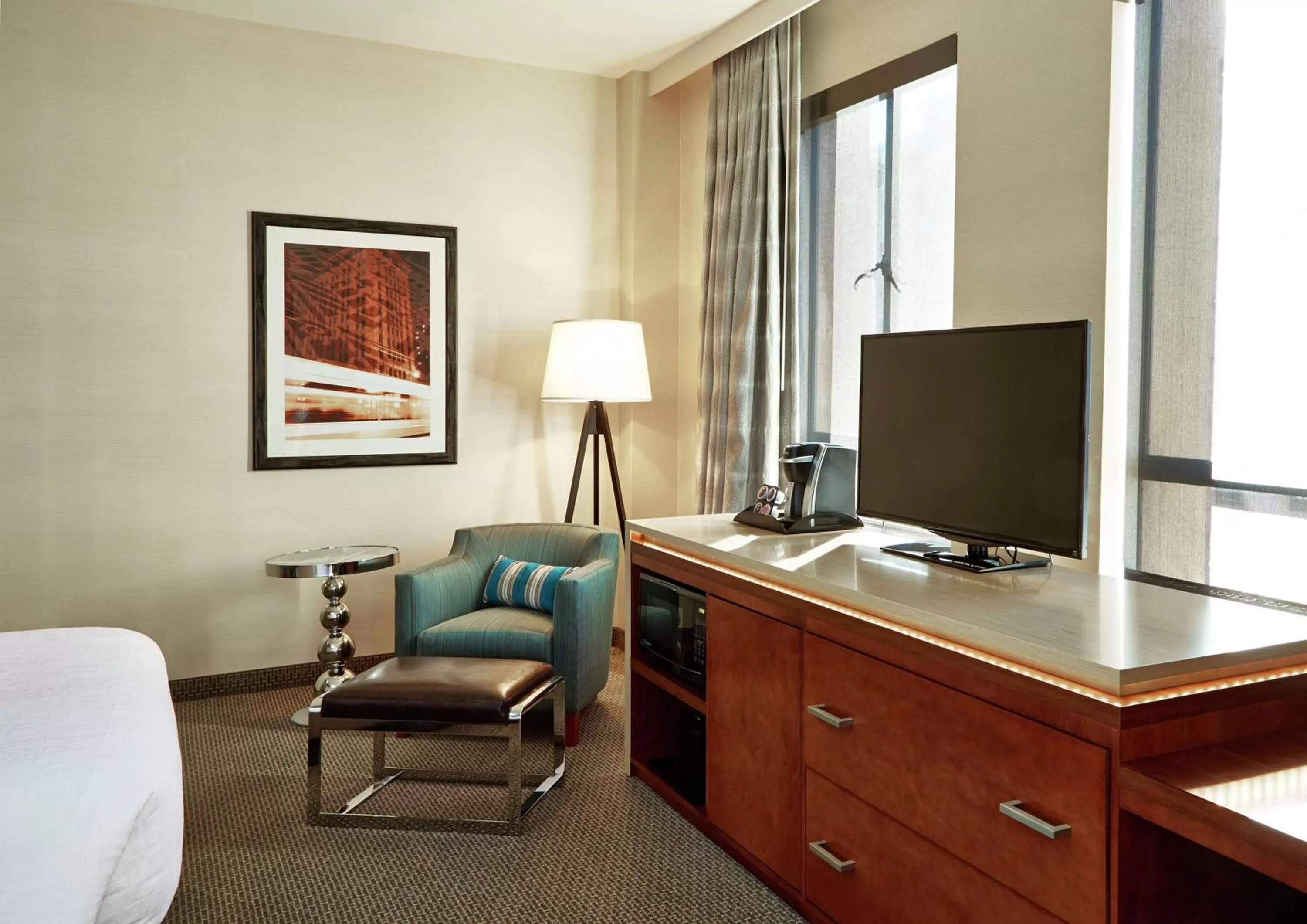 Corner Queen Room with City View in Hilton Garden Inn Phoenix Downtown